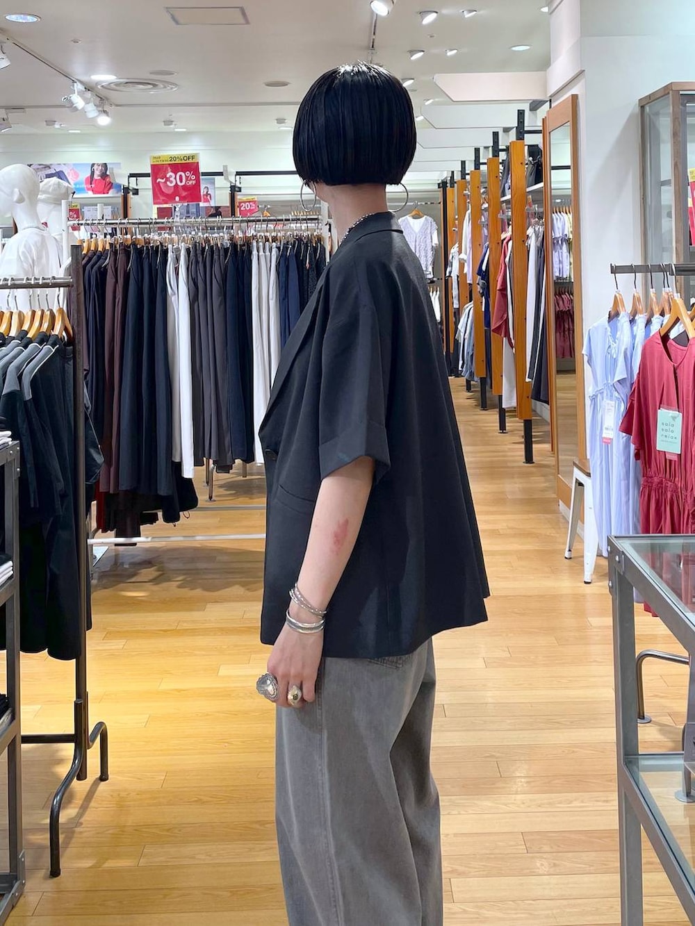 「夏コーデ、モノトーン、ネックレス、カップ付きインナー、デニムパンツ、パンツ、高見え、若見え、着痩せ・細見え、ママコーデ、楽ちんコーデ、普通_GLOBAL WORK、高身長、体型カバー、GLOBAL WORK」|「GLOBAL WORKのステンレスボールY字ネックレス/106439(ネックレス、シルバー系)」を使った、るんるんさん(レディース・168cm)の夏コーディネートの5枚目の写真