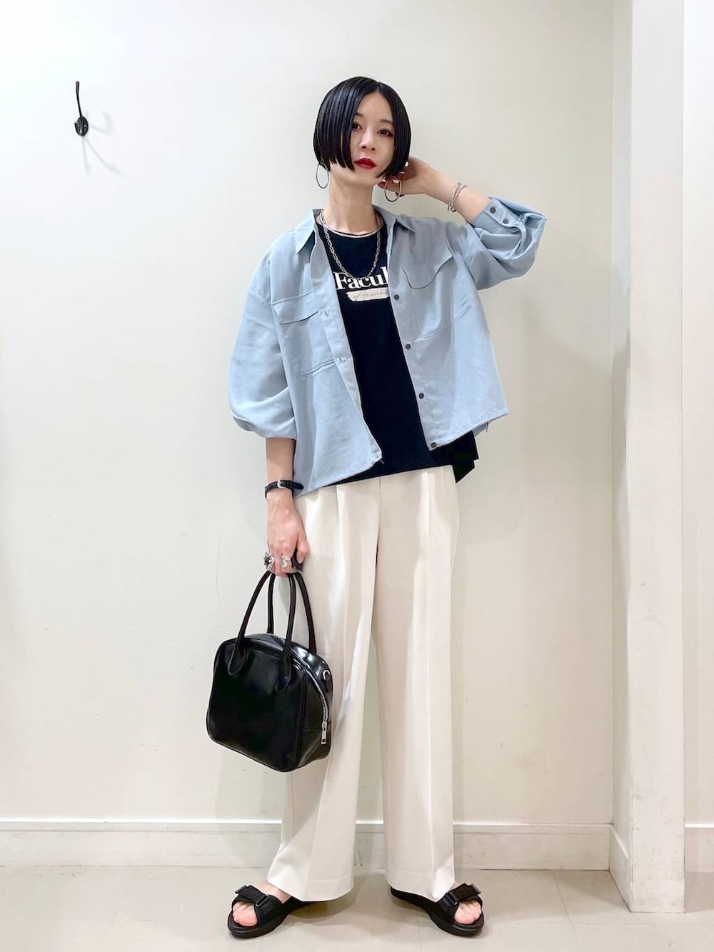 「高見え、若見え、着痩せ・細見え、ママコーデ、楽ちんコーデ、普通_GLOBAL WORK、高身長、体型カバー、GLOBAL WORK、シンプルコーデ、大人カジュアル、シャツ、Tシャツ、ワイドパンツ、パンツ」|「GLOBAL WORKのウツクシルエットワイドパンツ/133599(その他パンツ、ホワイト系)」を使った、るんるんさん(レディース・168cm)の夏コーディネートの2枚目の写真