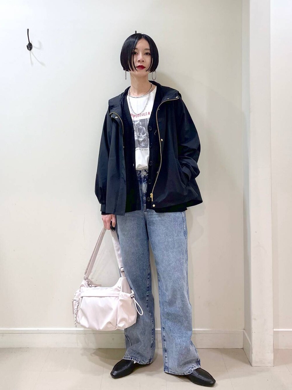 「楽ちんコーデ、普通_GLOBAL WORK、高身長、体型カバー、シンプルコーデ、マウンテンパーカー、アウター、春コーデ、カーディガン、Tシャツ、ネックレス、高見え、若見え、着痩せ・細見え、ママコーデ」|「GLOBAL WORKのGOODデニムバギーパンツ/118365(デニムパンツ、ブルー系)」を使った、るんるんさん(レディース・168cm)の春コーディネートの3枚目の写真