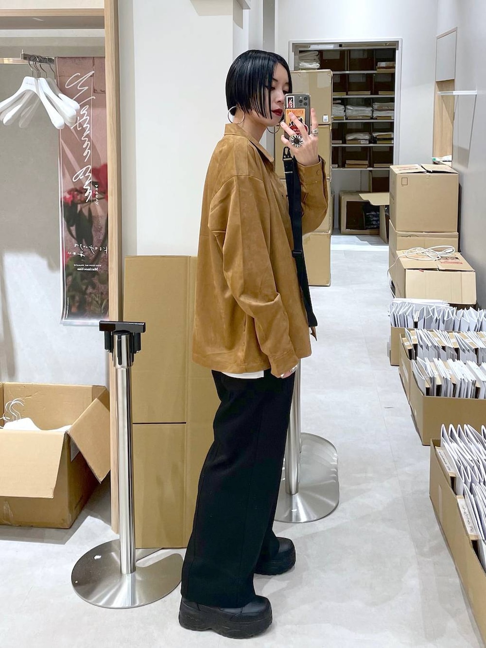 ベージュ系のシャツ/ブラウス、ブラック系のその他パンツ、ホワイト系のTシャツ/カットソーを着用したレディースの秋コーディネートの4枚目の写真