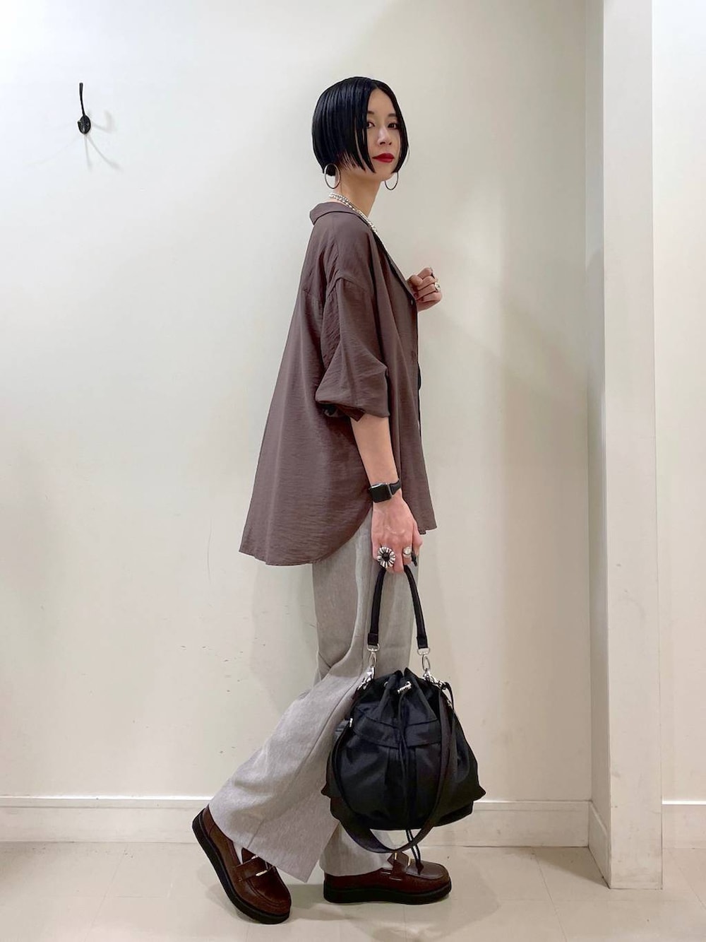 「高見え、若見え、着痩せ・細見え、ママコーデ、楽ちんコーデ、普通_GLOBAL WORK、高身長、体型カバー、GLOBAL WORK、シンプルコーデ、大人カジュアル、シャツ、カップ付きインナー、ジャケット、キャミソール」|「GLOBAL WORKのエアかる厚底ローファー/136031(ローファー、ブラウン系)」を使った、るんるんさん(レディース・168cm)の秋コーディネートの3枚目の写真