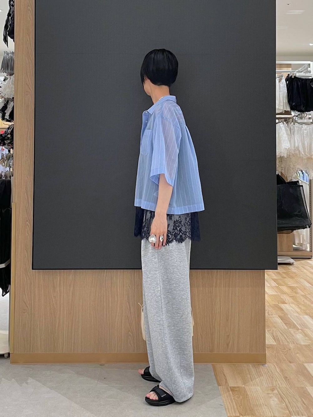 ブルー系のシャツ/ブラウス、グレー系のその他パンツ、ブラック系のサンダルを着用したレディースの夏コーディネートの4枚目の写真