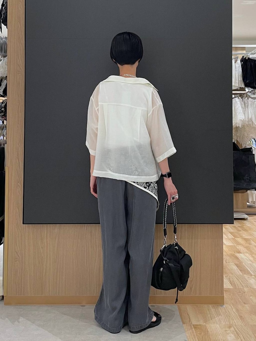 ホワイト系のシャツ/ブラウス、ホワイト系のタンクトップ、ブラック系のデニムパンツを着用したレディースの夏コーディネートの3枚目の写真