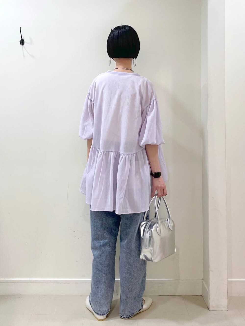 「高見え、若見え、着痩せ・細見え、ママコーデ、楽ちんコーデ、普通_GLOBAL WORK、高身長、体型カバー、GLOBAL WORK、シンプルコーデ、ブラウス、タンクトップ、デニムパンツ、パンツ、GOOD DENIM_GLOBAL WORK」｜「GLOBAL WORKのGOODデニムバギーパンツ/118365（デニムパンツ、ブルー系）」を使った、るんるんさん（レディース・168cm）の春コーディネートの4枚目の写真