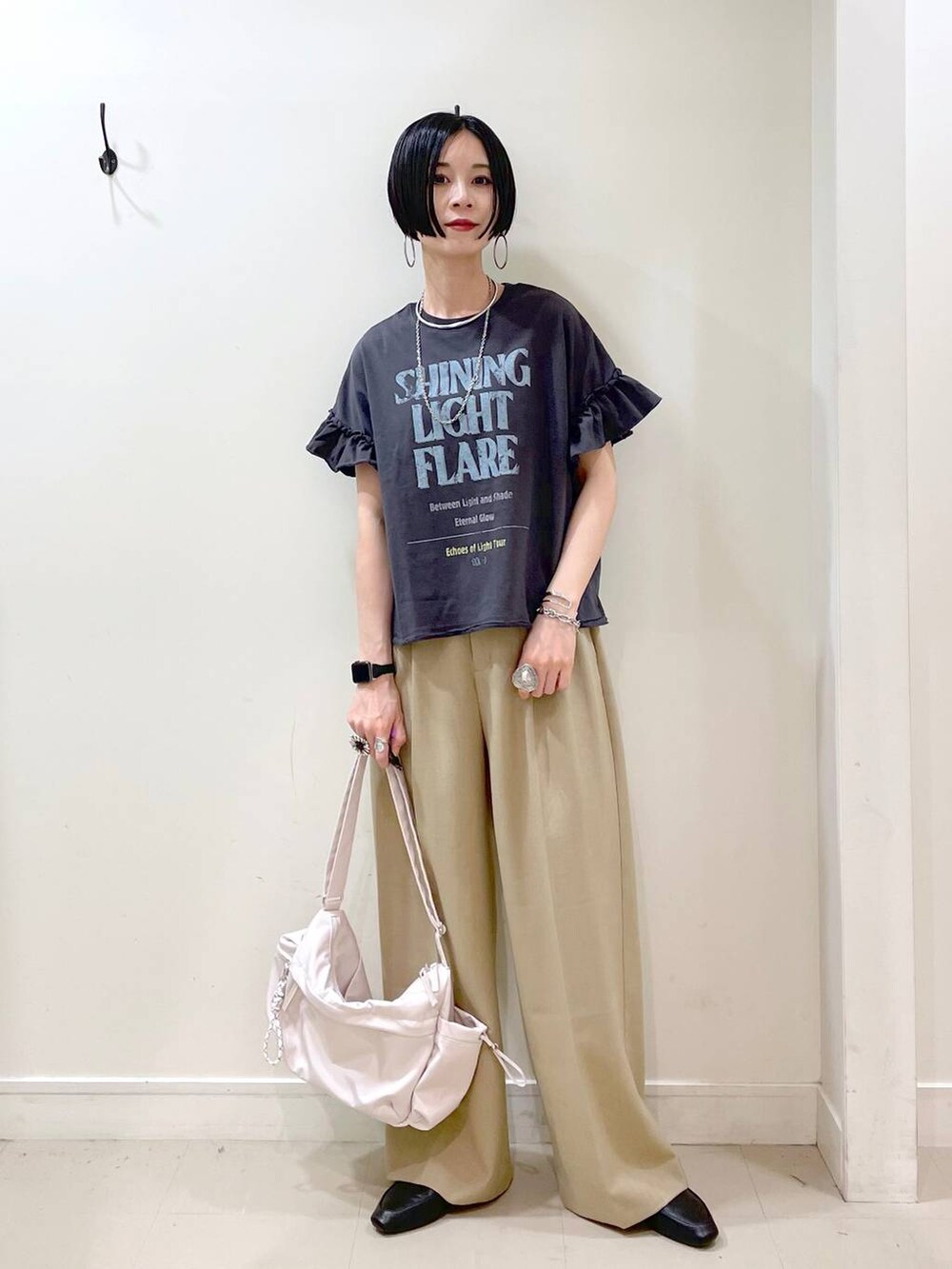 「大人カジュアル、高見え、若見え、着痩せ・細見え、ママコーデ、楽ちんコーデ、普通_GLOBAL WORK、高身長、体型カバー、GLOBAL WORK、シンプルコーデ、Tシャツ、ワイドパンツ、パンツ、春コーデ」｜「GLOBAL WORKのらくっション踏めるバブーシュ/136007（その他シューズ、ブラック系）」を使った、るんるんさん（レディース・168cm）の春コーディネートの8枚目の写真