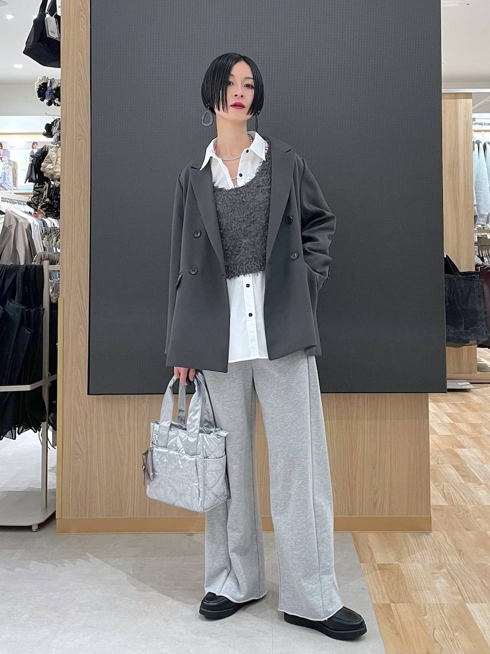 ブラック系のローファー、シルバー系のトートバッグ、ホワイト系のシャツ/ブラウスを着用したレディースの冬コーディネートの5枚目の写真