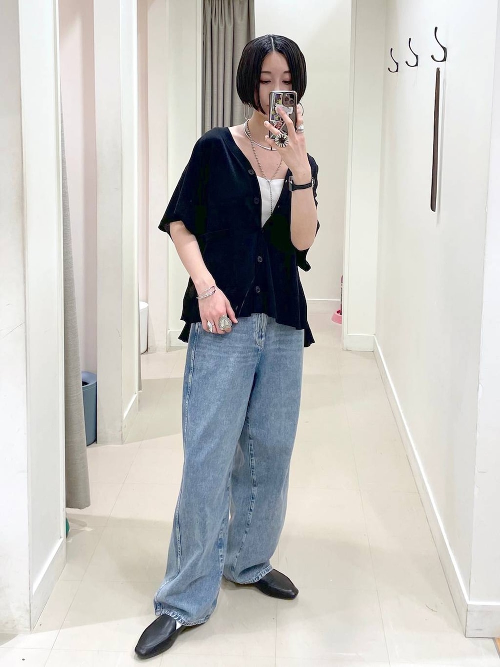 「高見え、若見え、着痩せ・細見え、ママコーデ、楽ちんコーデ、普通_GLOBAL WORK、高身長、体型カバー、GLOBAL WORK、シンプルコーデ、大人カジュアル、カーディガン、キャミソール、デニムパンツ、パンツ」｜「GLOBAL WORKのGOODデニムバギーパンツ/118365（デニムパンツ、ブルー系）」を使った、るんるんさん（レディース・168cm）の春コーディネートの3枚目の写真