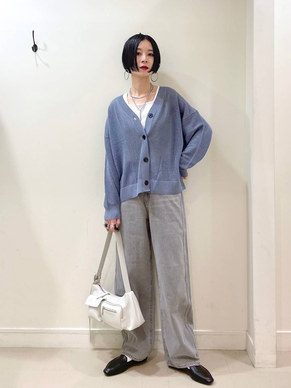 「高見え、若見え、着痩せ・細見え、ママコーデ、楽ちんコーデ、普通_GLOBAL WORK、高身長、体型カバー、GLOBAL WORK、シンプルコーデ、カーディガン、タンクトップ、デニムパンツ、パンツ、ワイドパンツ」｜「GLOBAL WORKのステンレスボールY字ネックレス/106439（ネックレス、シルバー系）」を使った、るんるんさん（レディース・168cm）の春コーディネートの6枚目の写真