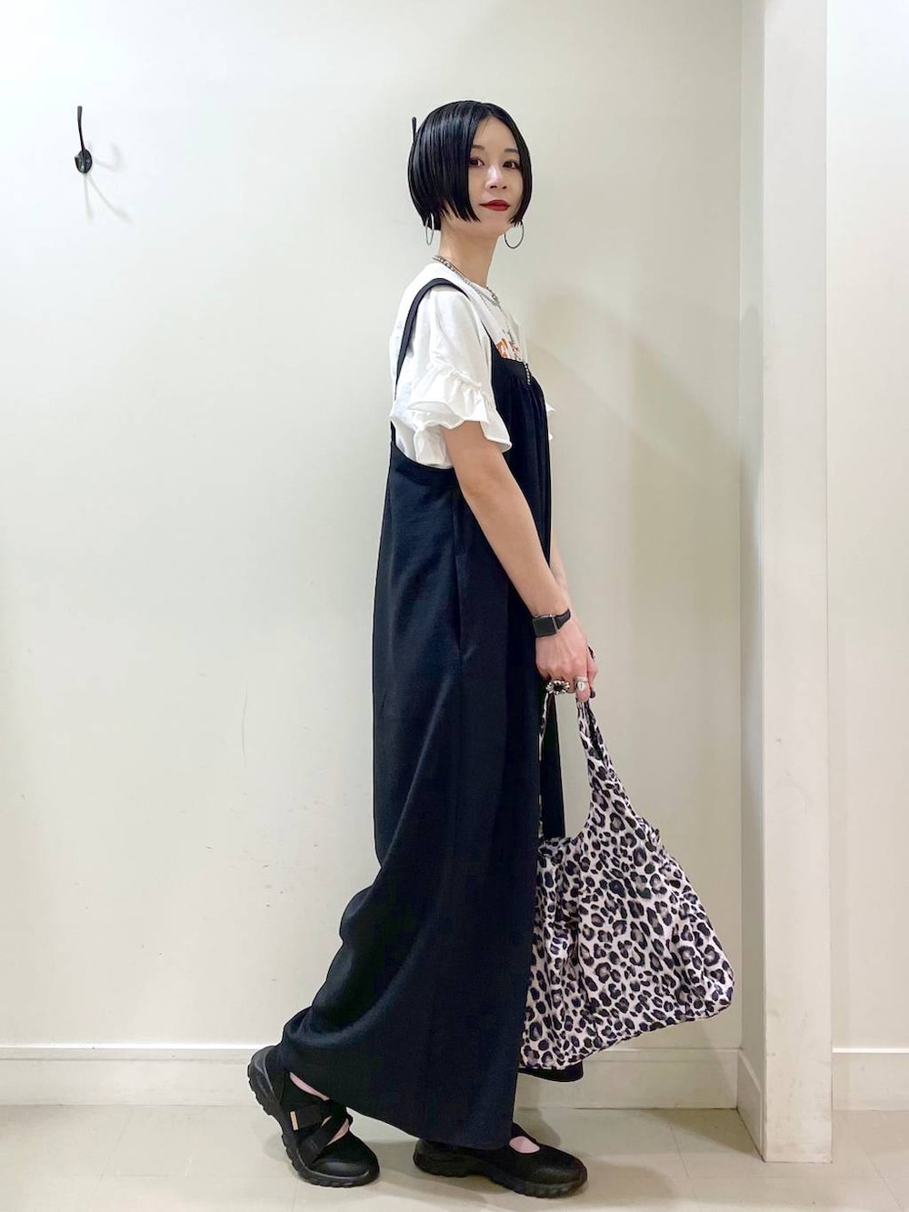 「高見え、若見え、着痩せ・細見え、ママコーデ、楽ちんコーデ、普通_GLOBAL WORK、高身長、体型カバー、GLOBAL WORK、シンプルコーデ、大人カジュアル、Tシャツ、サロペット、パンツ、スニーカー」|「GLOBAL WORKのエアかるクッションベルトスニーカー/102313(スニーカー、ブラック系)」を使った、るんるんさん(レディース・168cm)の春コーディネートの3枚目の写真