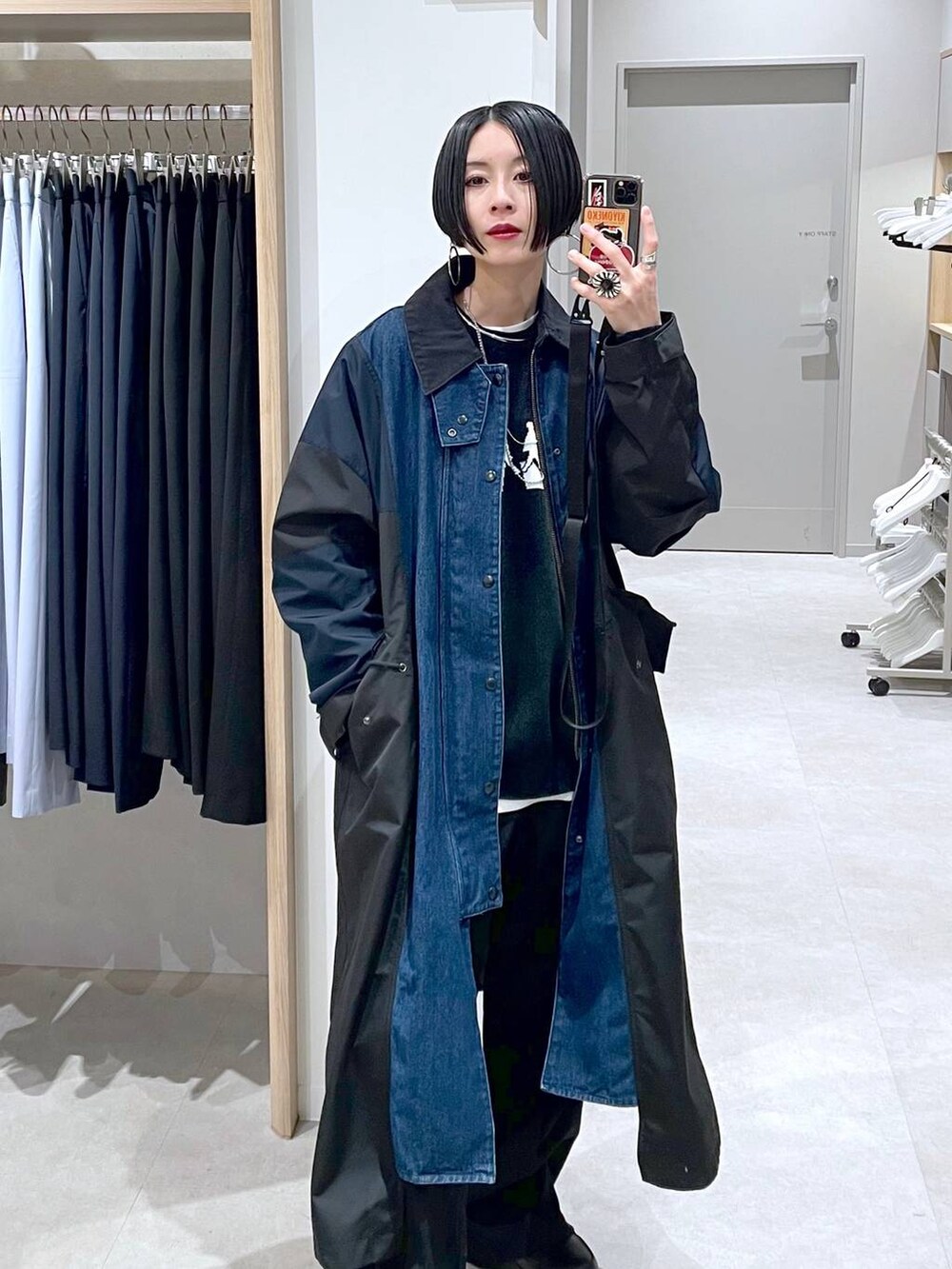 ブラック系のその他パンツ、ホワイト系のTシャツ/カットソー、ブラック系のTシャツ/カットソーを着用したレディースの冬コーディネートの2枚目の写真