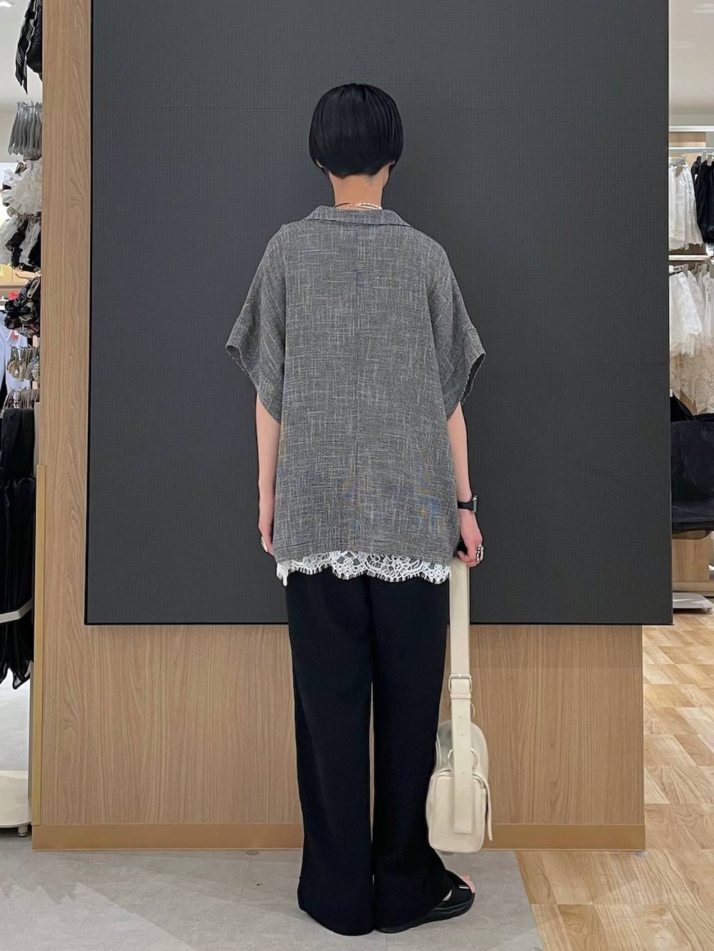 ブラック系のその他パンツ、ホワイト系のタンクトップ、ホワイト系のキャミソールを着用したレディースの夏コーディネートの3枚目の写真