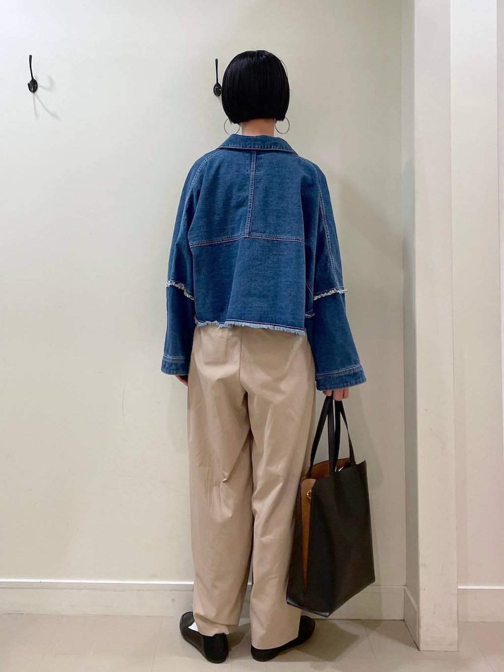 「高見え、若見え、着痩せ・細見え、ママコーデ、普通_GLOBAL WORK、高身長、GLOBAL WORK、パンツ、Tシャツ、ショルダーバッグ、バッグ、ネックレス、春コーデ」|「GLOBAL WORKのBeauteeラメクループルオーバー長袖/115464(Tシャツ/カットソー、ブラック系)」を使った、るんるんさん(レディース・168cm)の夏コーディネートの4枚目の写真