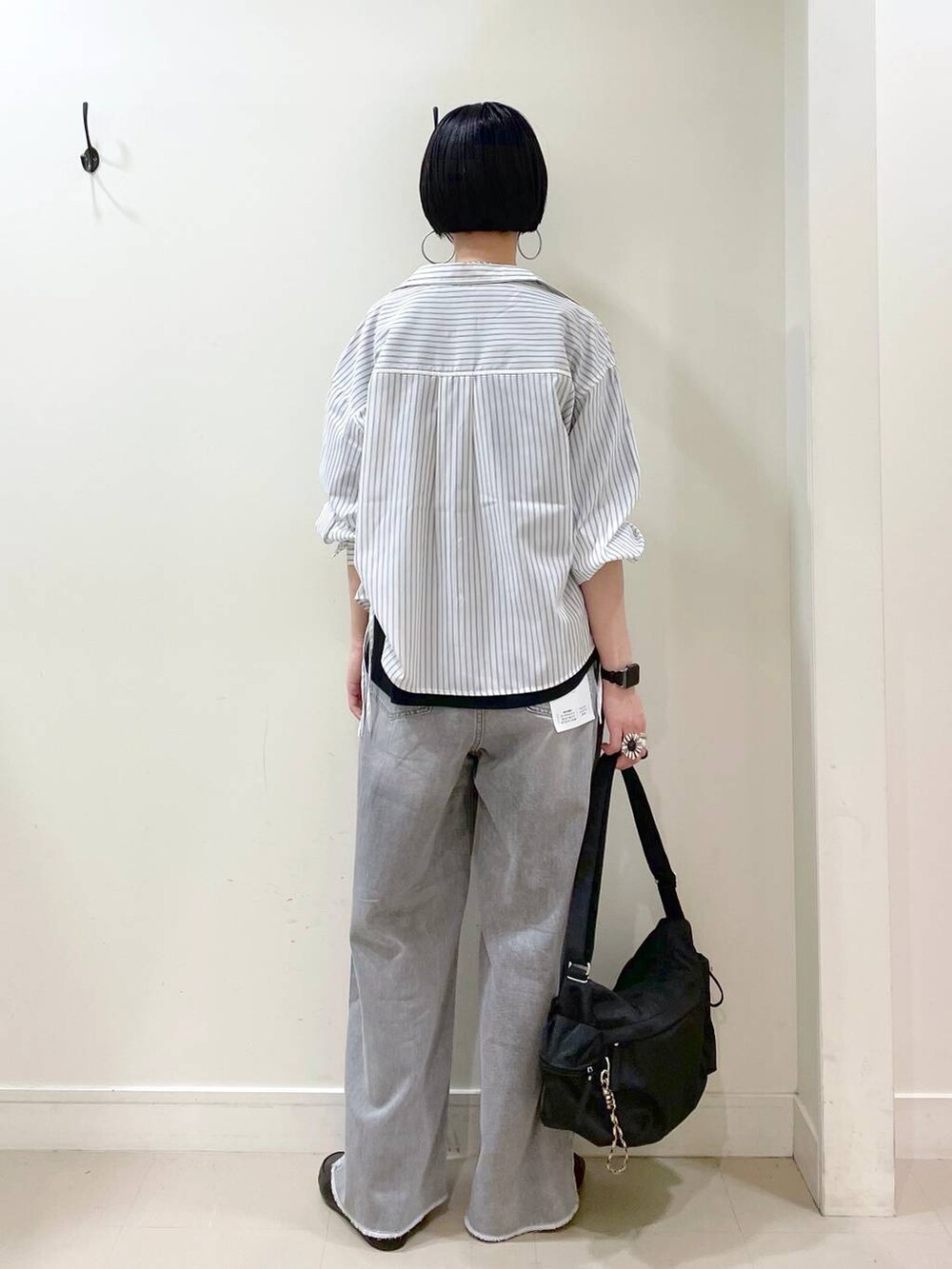 「高見え、若見え、着痩せ・細見え、ママコーデ、楽ちんコーデ、普通_GLOBAL WORK、高身長、体型カバー、GLOBAL WORK、シンプルコーデ、大人カジュアル、シャツ、Tシャツ、ワイドパンツ、パンツ」｜「GLOBAL WORKのらくっション踏めるバブーシュ/136007（その他シューズ、ブラック系）」を使った、るんるんさん（レディース・168cm）の春コーディネートの4枚目の写真