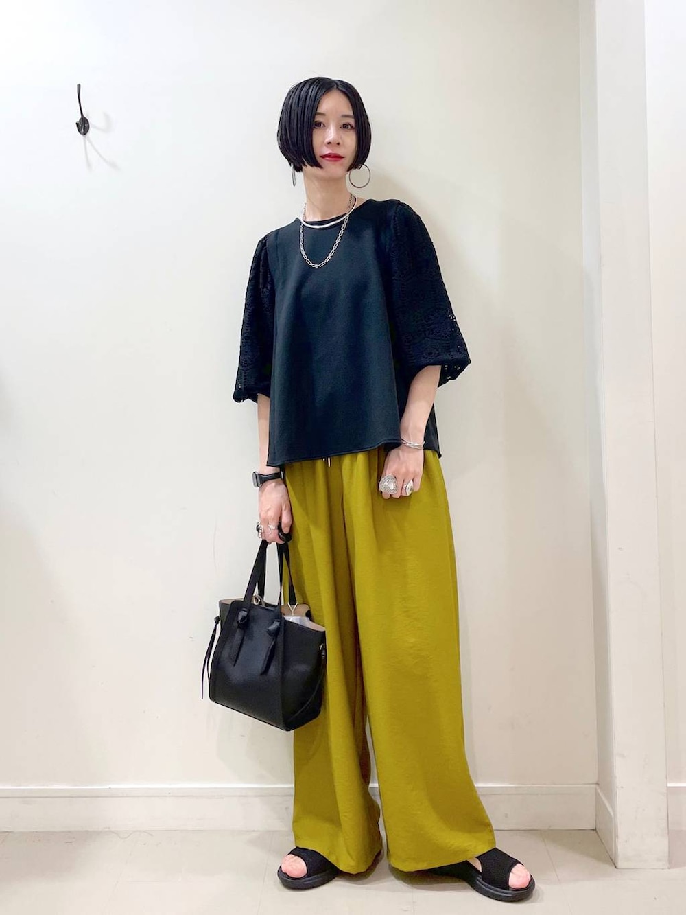 「高見え、若見え、着痩せ・細見え、ママコーデ、楽ちんコーデ、普通_GLOBAL WORK、高身長、体型カバー、GLOBAL WORK、シンプルコーデ、大人カジュアル、Tシャツ、ワイドパンツ、パンツ、ネックレス」｜「GLOBAL WORKのスペ軽変形3WAYBAG/234491（ショルダーバッグ、ブラック系）」を使った、るんるんさん（レディース・168cm）の春コーディネートの2枚目の写真