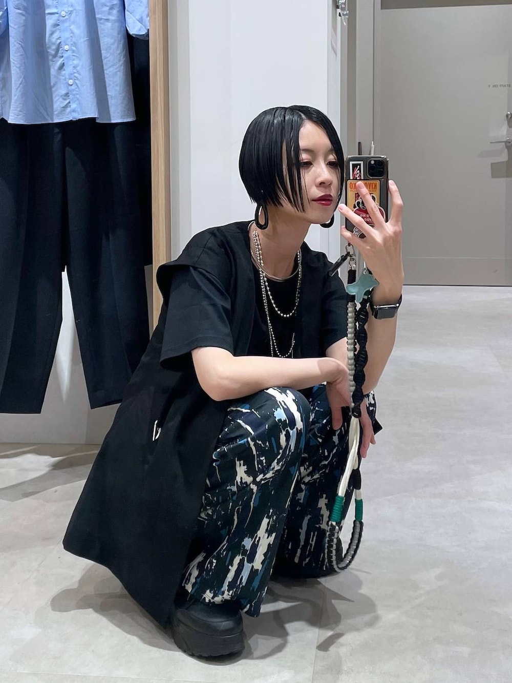 ブラック系のTシャツ/カットソー、シルバー系のネックレス、シルバー系のネックレスを着用したレディースの春コーディネートの6枚目の写真