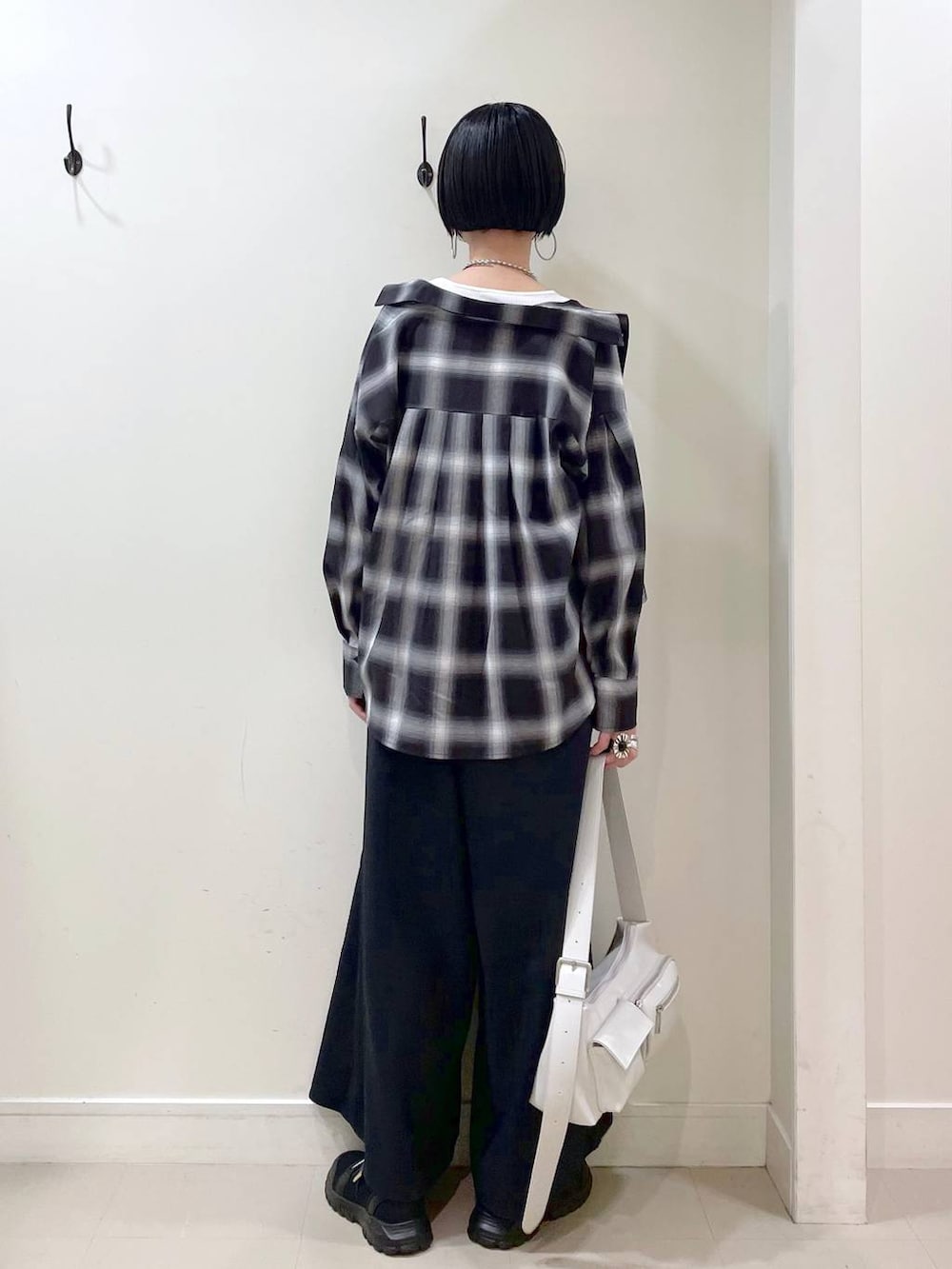 「高見え、若見え、着痩せ・細見え、ママコーデ、楽ちんコーデ、普通_GLOBAL WORK、高身長、体型カバー、GLOBAL WORK、シンプルコーデ、大人カジュアル、シャツ、サロペット、タンクトップ、パンツ」|「GLOBAL WORKのエアかるクッションベルトスニーカー/102313(スニーカー、ブラック系)」を使った、るんるんさん(レディース・168cm)の春コーディネートの4枚目の写真