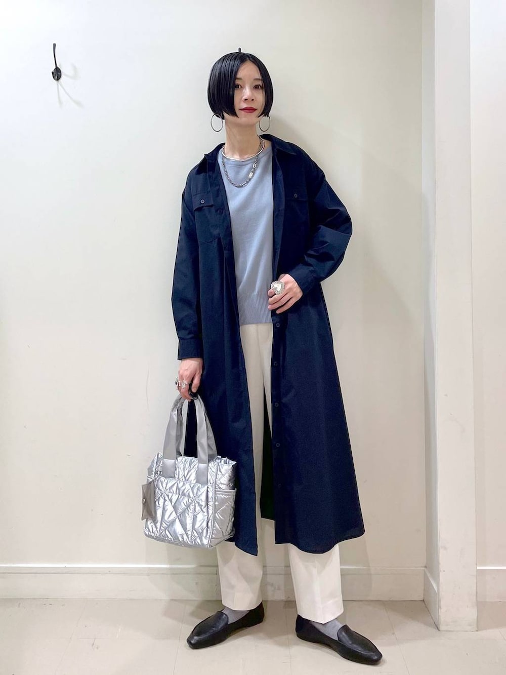 「高見え、若見え、着痩せ・細見え、ママコーデ、楽ちんコーデ、普通_GLOBAL WORK、高身長、体型カバー、GLOBAL WORK、シンプルコーデ、シャツワンピース、ワンピース、ニット、春服みてみて、シャツ」｜「GLOBAL WORKのウツクシルエットテーパードパンツ/133595（その他パンツ、ホワイト系）」を使った、るんるんさん（レディース・168cm）の春コーディネートの2枚目の写真