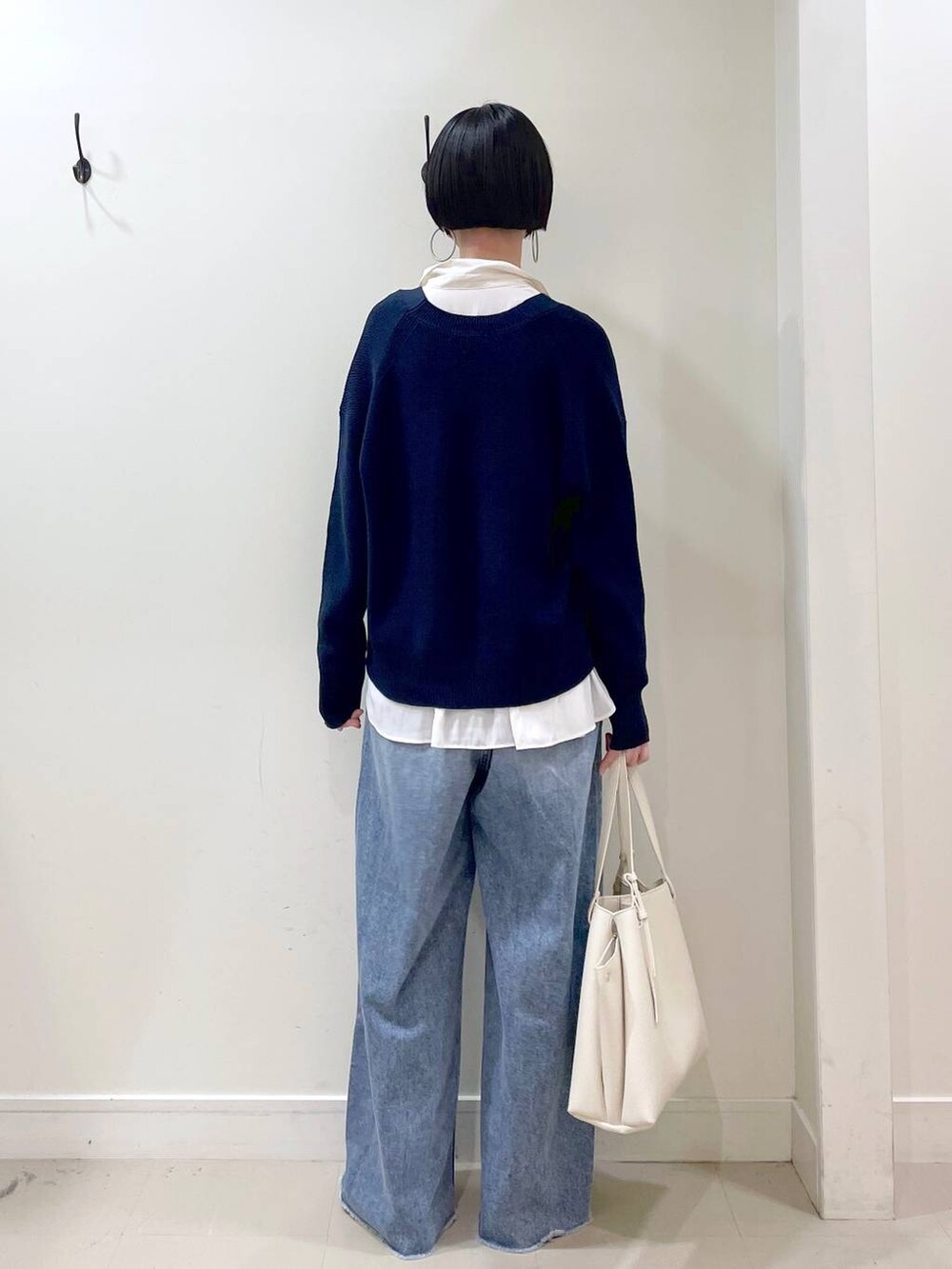 「高見え、若見え、着痩せ・細見え、ママコーデ、普通_GLOBAL WORK、高身長、GLOBAL WORK、マウンテンパーカー、パーカー、カーディガン、シャツ、ワイドパンツ、デニムパンツ、パンツ、ネックレス」|「GLOBAL WORKのらくっション踏めるバブーシュ/136007(その他シューズ、ブラック系)」を使った、るんるんさん(レディース・168cm)の春コーディネートの9枚目の写真