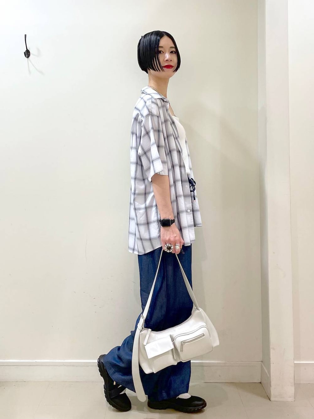 「高見え、若見え、着痩せ・細見え、ママコーデ、楽ちんコーデ、普通_GLOBAL WORK、高身長、体型カバー、GLOBAL WORK、シンプルコーデ、大人カジュアル、シャツ、キャミソール、デニムパンツ、パンツ」|「GLOBAL WORKのエアかるクッションベルトスニーカー/102313(スニーカー、ブラック系)」を使った、るんるんさん(レディース・168cm)の夏コーディネートの2枚目の写真