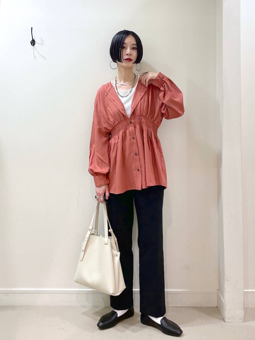 「高見え、若見え、着痩せ・細見え、ママコーデ、楽ちんコーデ、普通_GLOBAL WORK、高身長、体型カバー、GLOBAL WORK、シンプルコーデ、ブラウス、テーパードパンツ、パンツ、ネックレス、バッグ」｜「GLOBAL WORKのウツクシルエットテーパードパンツ/133595（その他パンツ、ブラック系）」を使った、るんるんさん（レディース・168cm）の春コーディネートの2枚目の写真