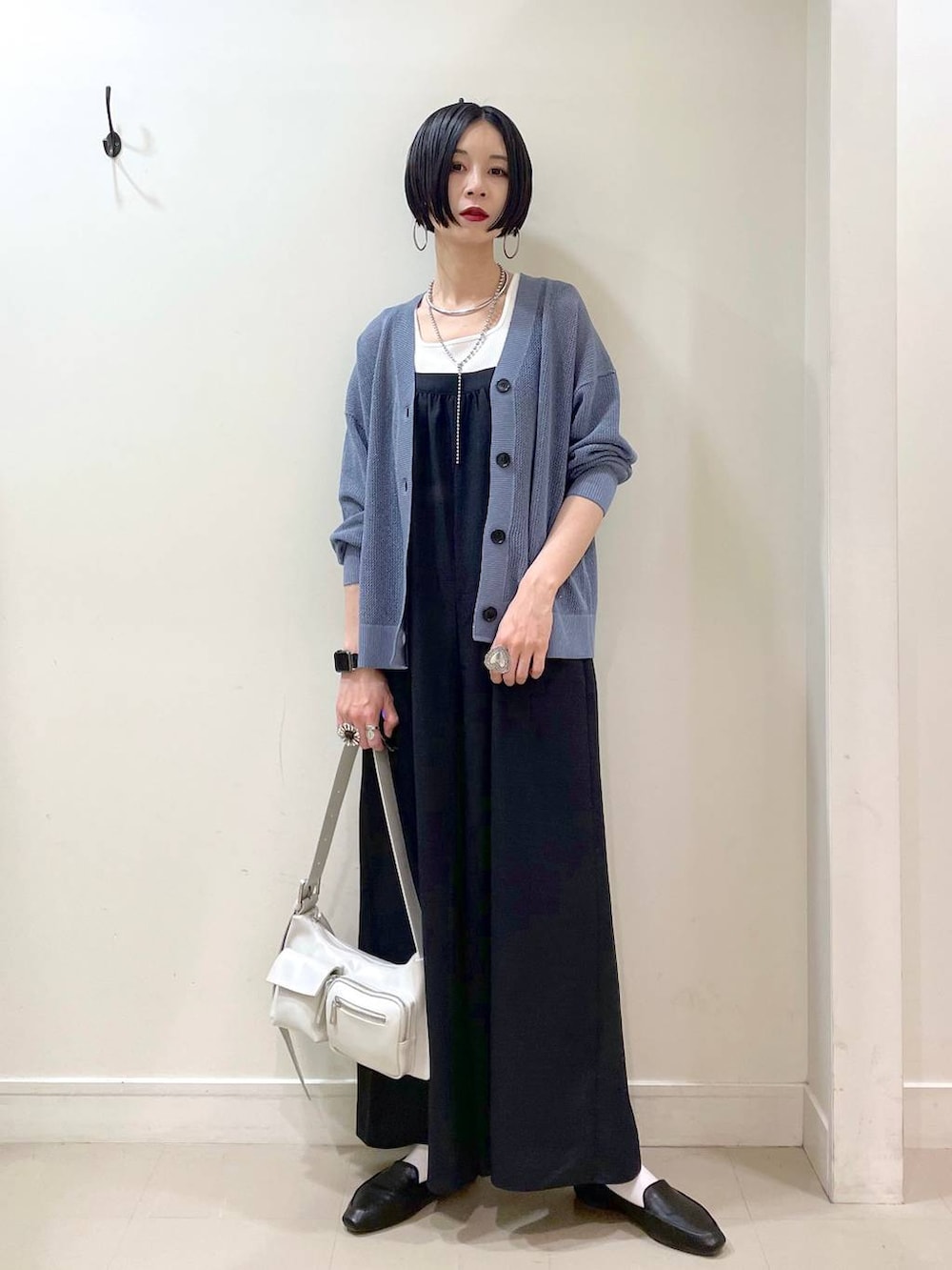 「高見え、若見え、着痩せ・細見え、ママコーデ、楽ちんコーデ、普通_GLOBAL WORK、高身長、体型カバー、GLOBAL WORK、シンプルコーデ、大人カジュアル、カーディガン、タンクトップ、サロペット、パンツ」|「GLOBAL WORKのらくっション踏めるバブーシュ/136007(その他シューズ、ブラック系)」を使った、るんるんさん(レディース・168cm)の春コーディネートの2枚目の写真
