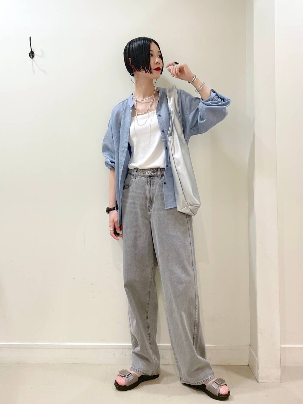 「GLOBAL WORK、シンプルコーデ、大人カジュアル、高見え、若見え、着痩せ・細見え、ママコーデ、楽ちんコーデ、普通_GLOBAL WORK、高身長、体型カバー、シャツ、キャミソール、デニムパンツ、パンツ」｜「GLOBAL WORKのGOODデニムバギーパンツ/118365（デニムパンツ、グレー系）」を使った、るんるんさん（レディース・168cm）の夏コーディネートの7枚目の写真