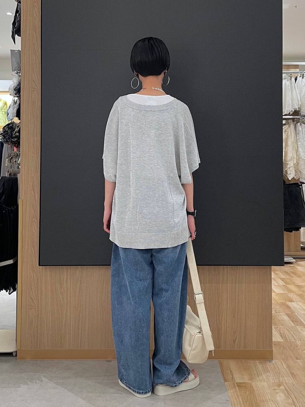 グレー系のカーディガン/ボレロ、ブルー系のデニムパンツ、ホワイト系のタンクトップを着用したレディースの夏コーディネートの3枚目の写真