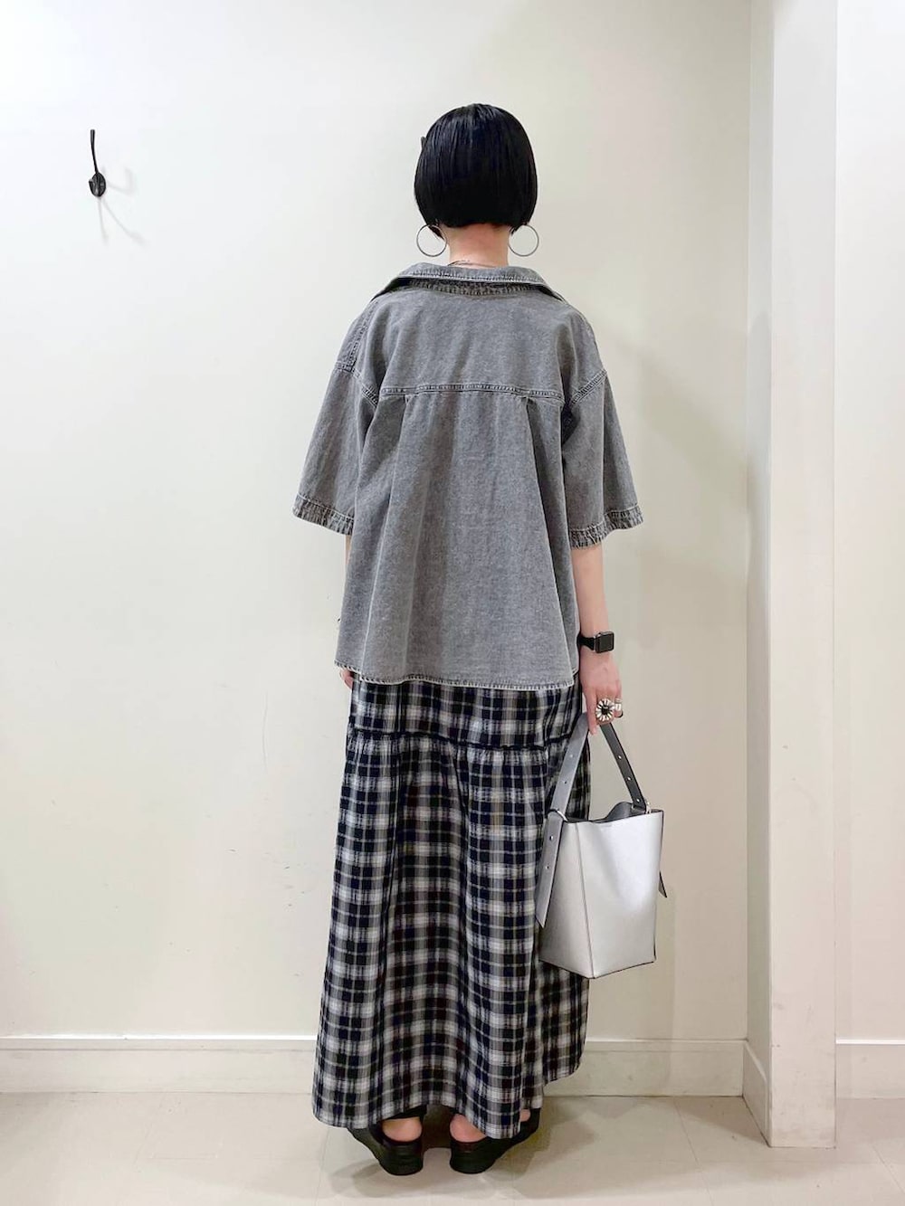 「高見え、若見え、着痩せ・細見え、ママコーデ、楽ちんコーデ、普通_GLOBAL WORK、高身長、体型カバー、GLOBAL WORK、シンプルコーデ、大人カジュアル、デニムシャツ、シャツ、タンクトップ、ワンピース」|「GLOBAL WORKのスペ軽5WAYショルダー/253022(ショルダーバッグ、シルバー系)」を使った、るんるんさん(レディース・168cm)の夏コーディネートの5枚目の写真