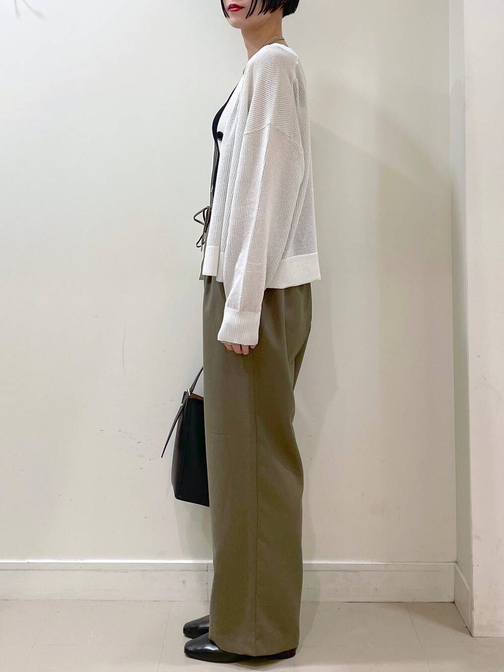 「カーディガン、タンクトップ、ワイドパンツ、パンツ、ネックレス、ショルダーバッグ、春コーデ、夏コーデ、春夏コーデ、高見え、若見え、着痩せ・細見え、ママコーデ、楽ちんコーデ、普通_GLOBAL WORK」|「GLOBAL WORKのらくっション撥水フィットパンプス/135895(パンプス、ブラック系)」を使った、るんるんさん(レディース・168cm)の春コーディネートの5枚目の写真