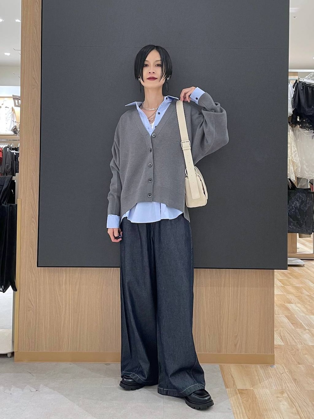 ブラック系のローファー、ブルー系のシャツ/ブラウス、ホワイト系のショルダーバッグを着用したレディースの秋コーディネートの5枚目の写真