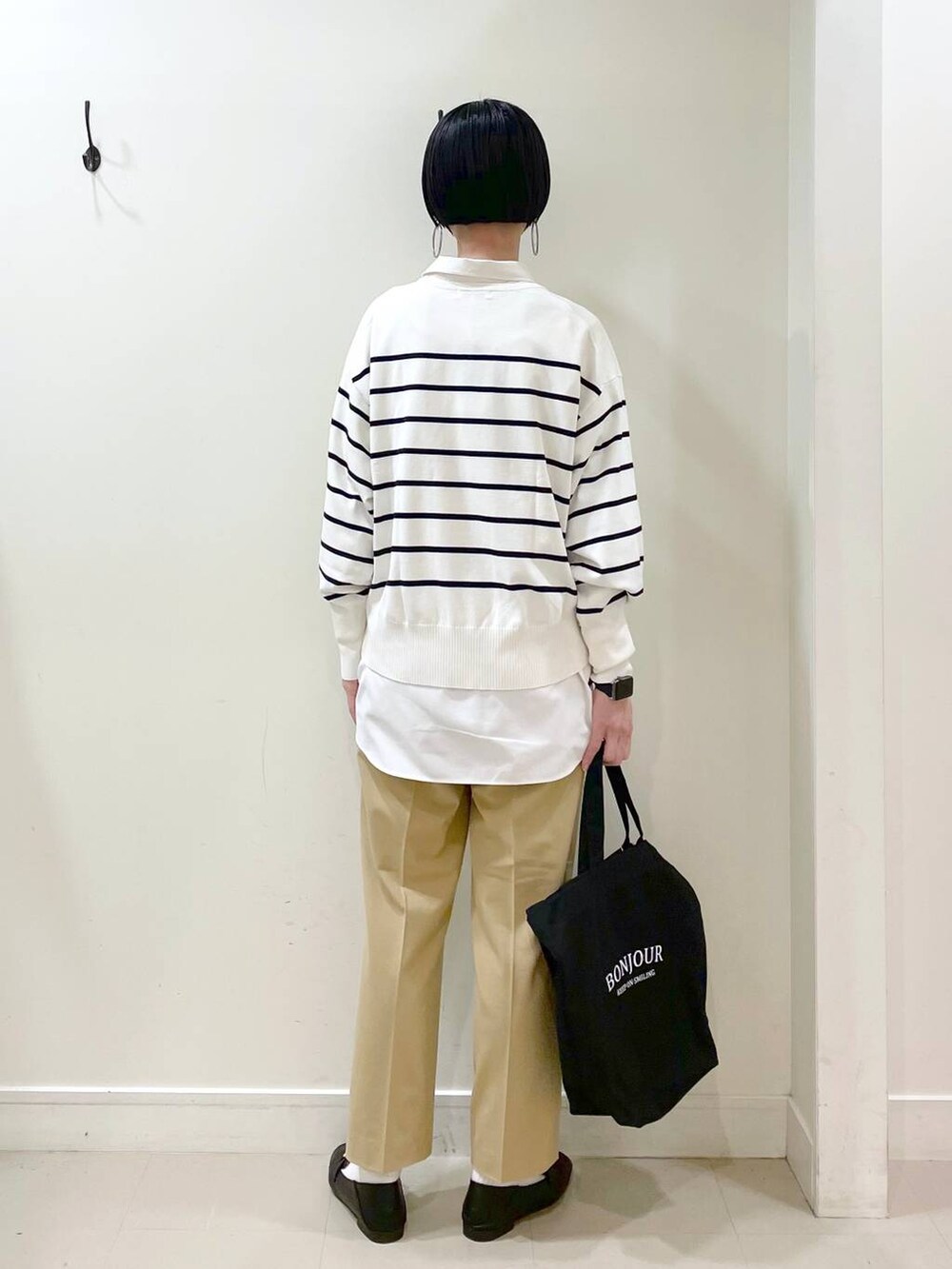 「高見え、若見え、着痩せ・細見え、ママコーデ、普通_GLOBAL WORK、高身長、GLOBAL WORK、トレンチコート、コート、ニット、テーパードパンツ、パンツ、楽ちんコーデ、体型カバー、ネックレス」|「GLOBAL WORKのサイズ拡大/らくっション撥水2WAYローファー/131468(ローファー、ブラック系)」を使った、るんるんさん(レディース・168cm)の春コーディネートの8枚目の写真