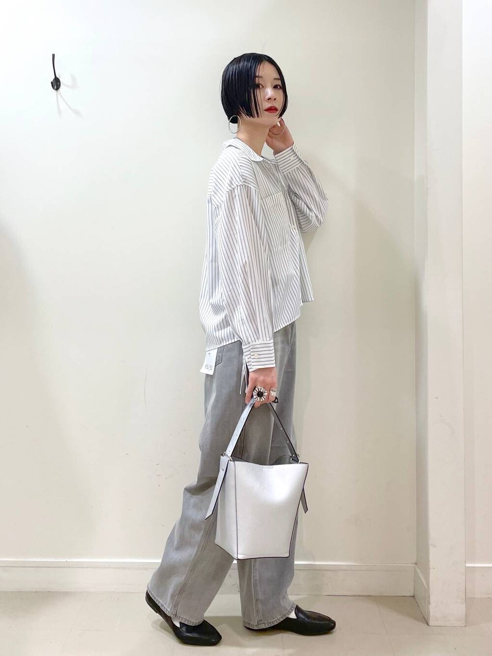 「GLOBAL WORK、高見え、若見え、着痩せ・細見え、ママコーデ、楽ちんコーデ、普通_GLOBAL WORK、高身長、体型カバー、シンプルコーデ、大人カジュアル、シャツ、タンクトップ、デニムパンツ、パンツ」|「GLOBAL WORKのGOODデニムバギーパンツ/118365(デニムパンツ、グレー系)」を使った、るんるんさん(レディース・168cm)の春コーディネートの3枚目の写真