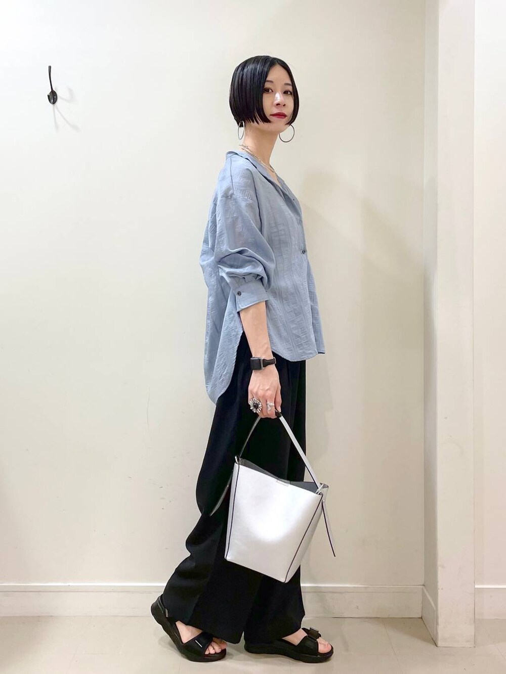 「高見え、若見え、着痩せ・細見え、ママコーデ、楽ちんコーデ、普通_GLOBAL WORK、高身長、体型カバー、GLOBAL WORK、シンプルコーデ、大人カジュアル、シャツ、ブラウス、タンクトップ、キャミソール」|「GLOBAL WORKのスペ軽5WAYショルダー/253022(ショルダーバッグ、シルバー系)」を使った、るんるんさん(レディース・168cm)の春コーディネートの2枚目の写真