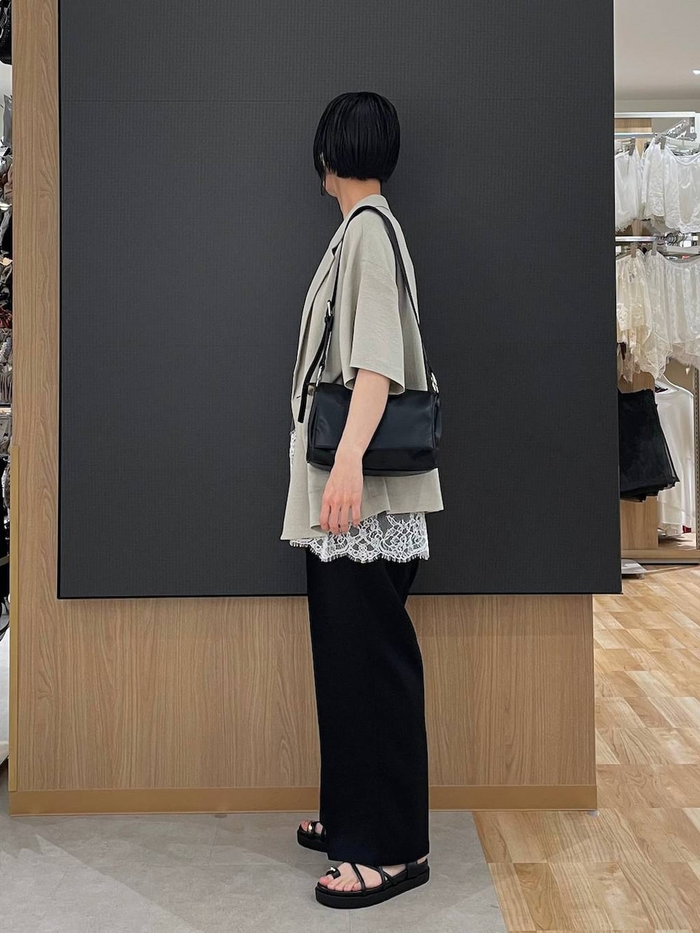 ホワイト系のキャミソール、ブラック系のその他パンツ、ベージュ系のテーラードジャケットを着用したレディースの春コーディネートの4枚目の写真