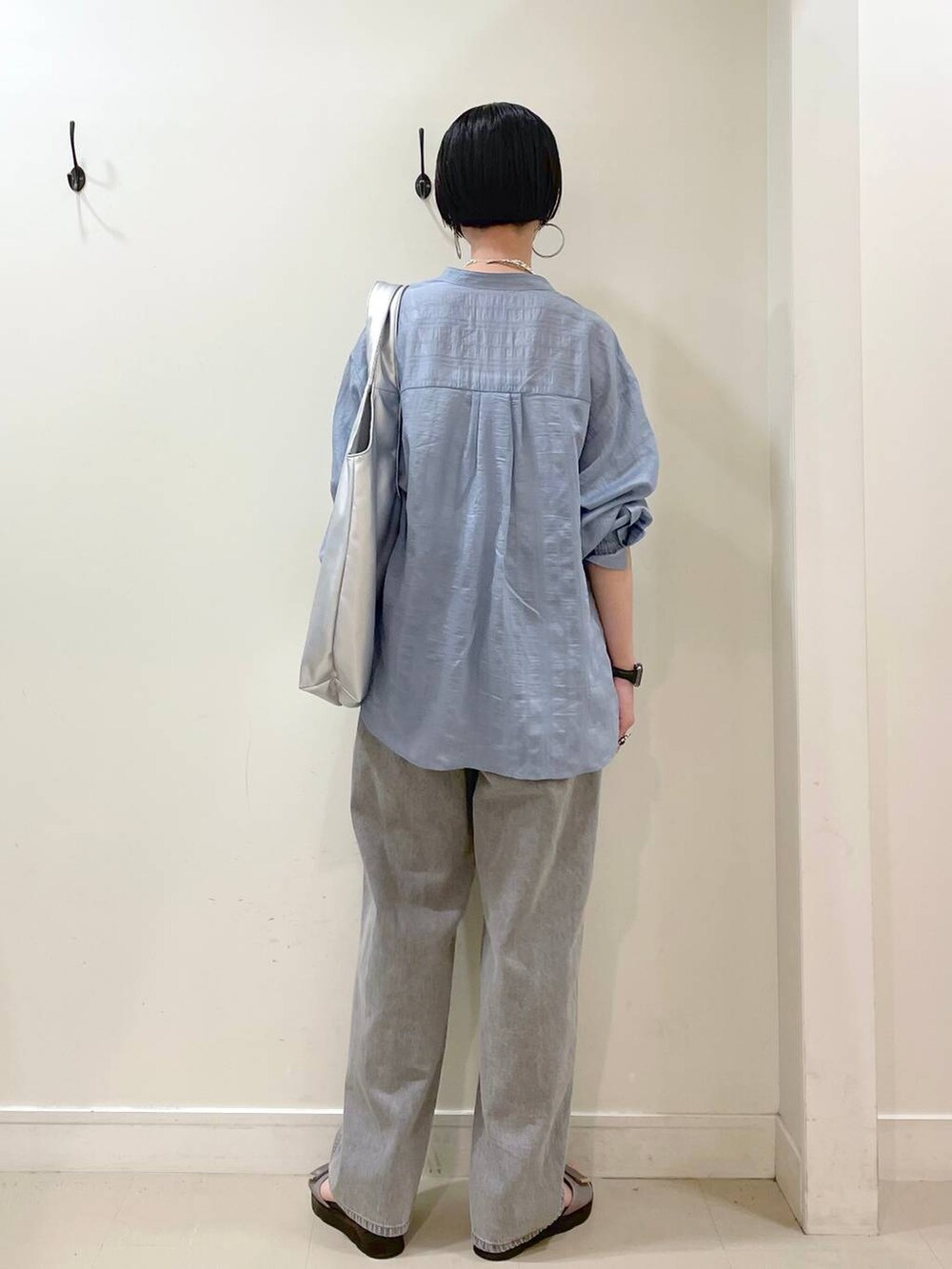 「GLOBAL WORK、シンプルコーデ、大人カジュアル、高見え、若見え、着痩せ・細見え、ママコーデ、楽ちんコーデ、普通_GLOBAL WORK、高身長、体型カバー、シャツ、キャミソール、デニムパンツ、パンツ」｜「GLOBAL WORKのGOODデニムバギーパンツ/118365（デニムパンツ、グレー系）」を使った、るんるんさん（レディース・168cm）の夏コーディネートの5枚目の写真
