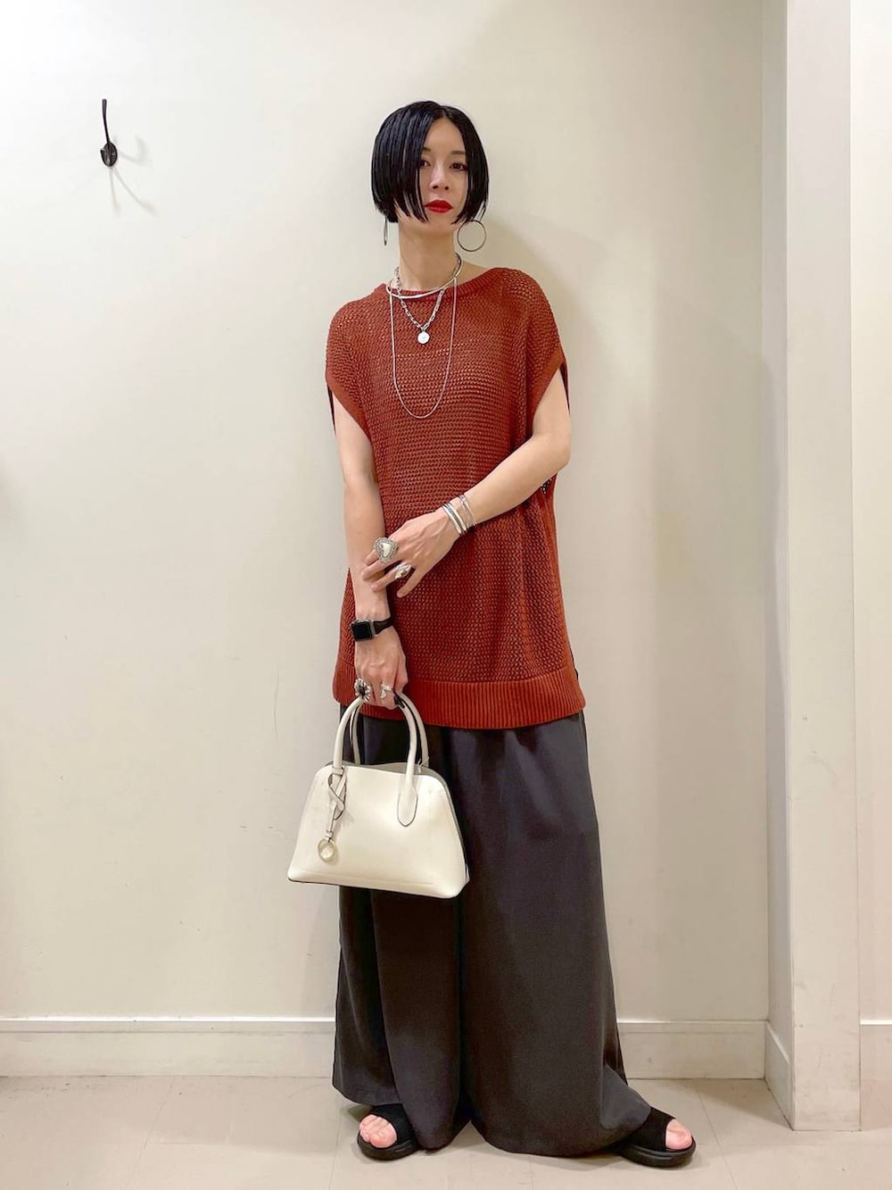 「高見え、若見え、着痩せ・細見え、ママコーデ、楽ちんコーデ、普通_GLOBAL WORK、高身長、体型カバー、GLOBAL WORK、シンプルコーデ、大人カジュアル、カップ付きインナー、キャミソール、ワイドパンツ、パンツ」｜「GLOBAL WORKのアップルウォッチ/合皮バンド/160631（デジタル腕時計、ブラック系）」を使った、るんるんさん（レディース・168cm）の夏コーディネートの2枚目の写真