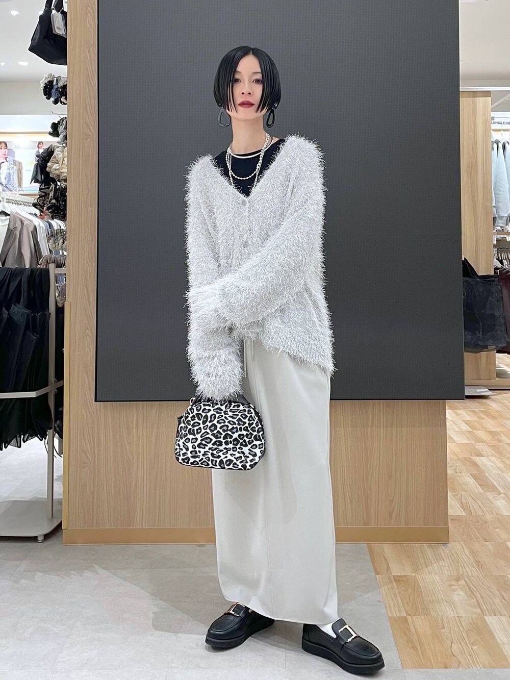 その他のショルダーバッグ、ブラック系のローファー、ブラック系のTシャツ/カットソーを着用したレディースの冬コーディネートの6枚目の写真