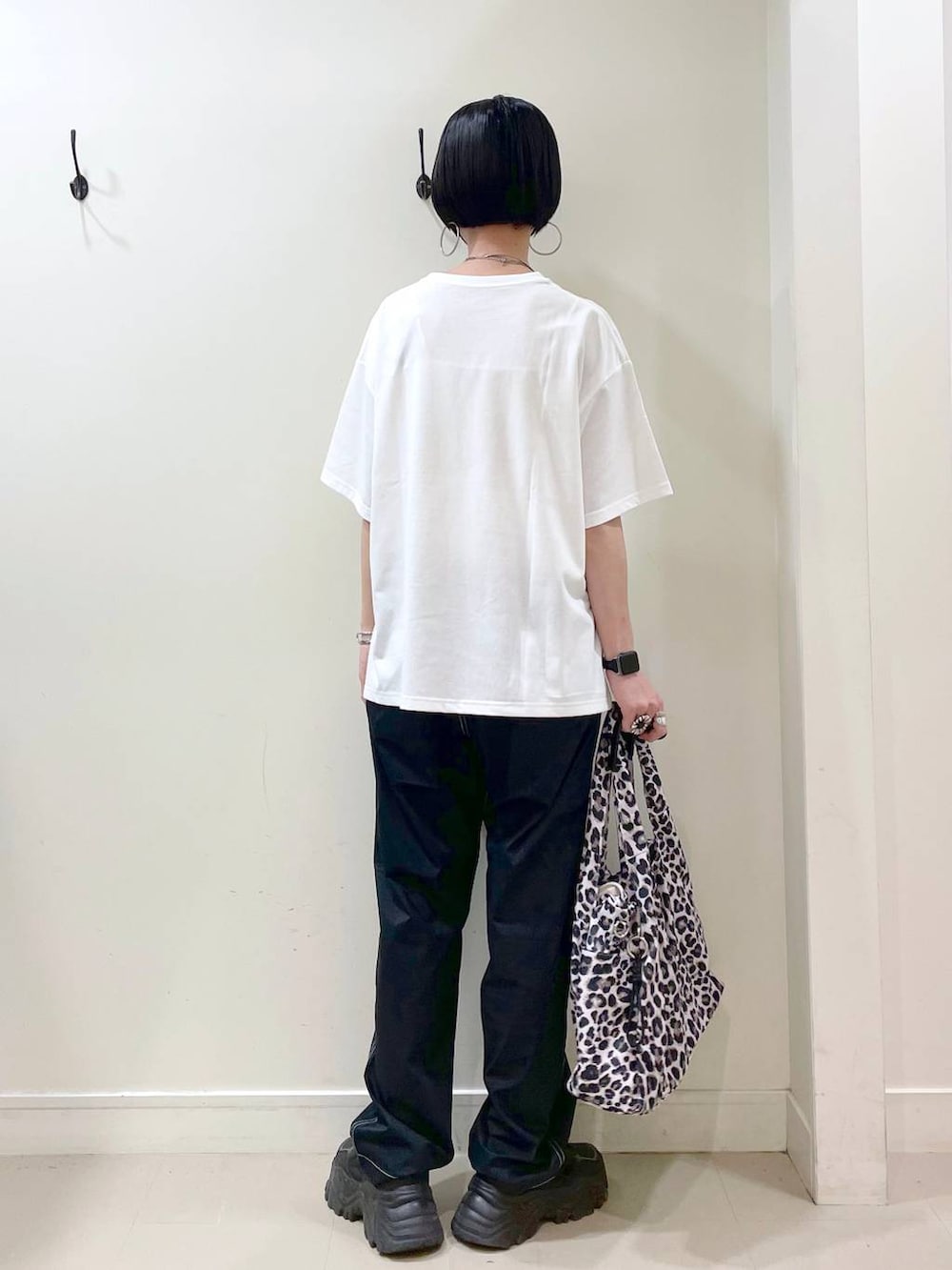 「高見え、若見え、着痩せ・細見え、ママコーデ、楽ちんコーデ、普通_GLOBAL WORK、高身長、体型カバー、GLOBAL WORK、シンプルコーデ、大人カジュアル、Tシャツ、パンツ、メンズライク、春コーデ」｜「GLOBAL WORKのエアかるイージーパンツ/ワイド/287528（その他パンツ、ブラック系）」を使った、るんるんさん（レディース・168cm）の春コーディネートの5枚目の写真