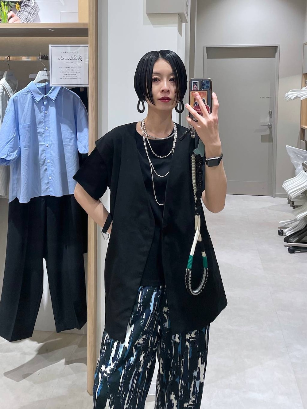 ブラック系のTシャツ/カットソー、シルバー系のネックレス、シルバー系のネックレスを着用したレディースの春コーディネートの8枚目の写真