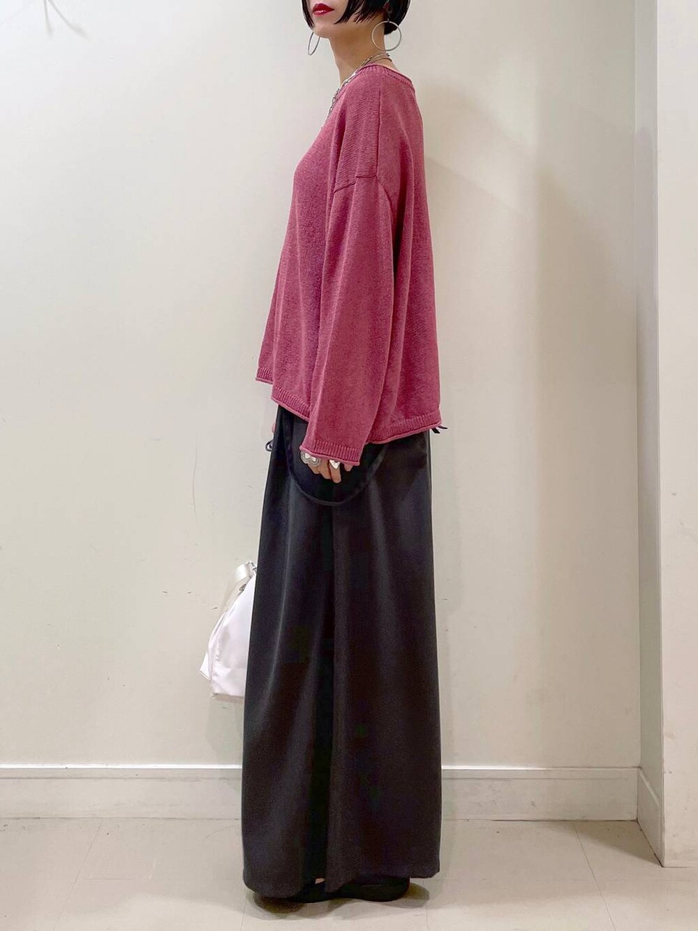 ホワイト系のショルダーバッグ、ブラック系のタンクトップ、ブラック系のサンダルを着用したレディースの秋コーディネートの5枚目の写真