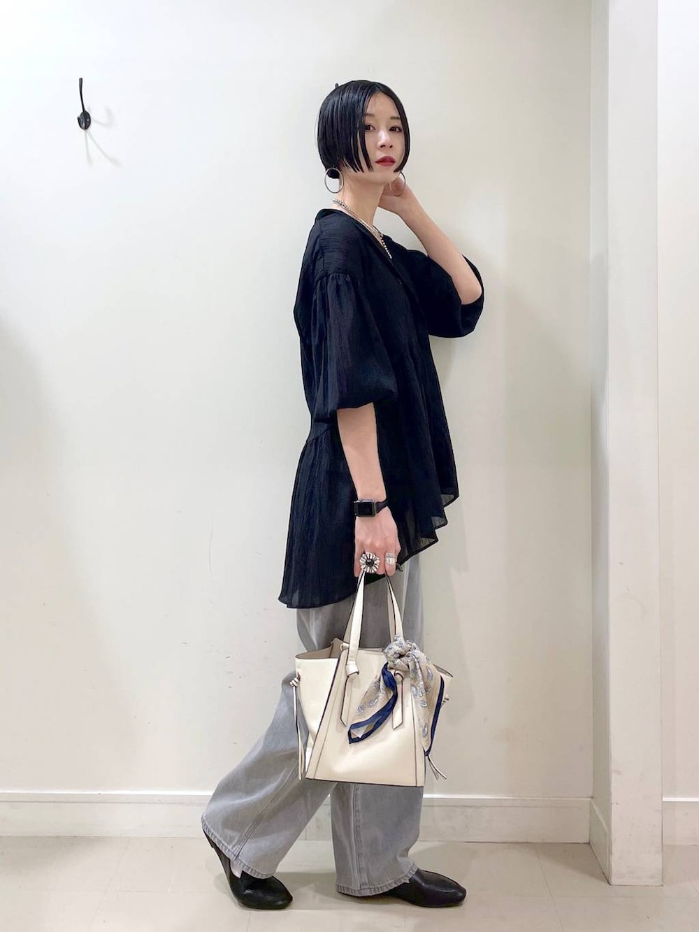 「着痩せ・細見え、ママコーデ、高身長、体型カバー、高見え、若見え、楽ちんコーデ、普通_GLOBAL WORK、GLOBAL WORK、シンプルコーデ、大人カジュアル、ブラウス、タンクトップ、ワイドパンツ、デニムパンツ」｜「GLOBAL WORKのステンレスボールY字ネックレス/106439（ネックレス、シルバー系）」を使った、るんるんさん（レディース・168cm）の春コーディネートの3枚目の写真