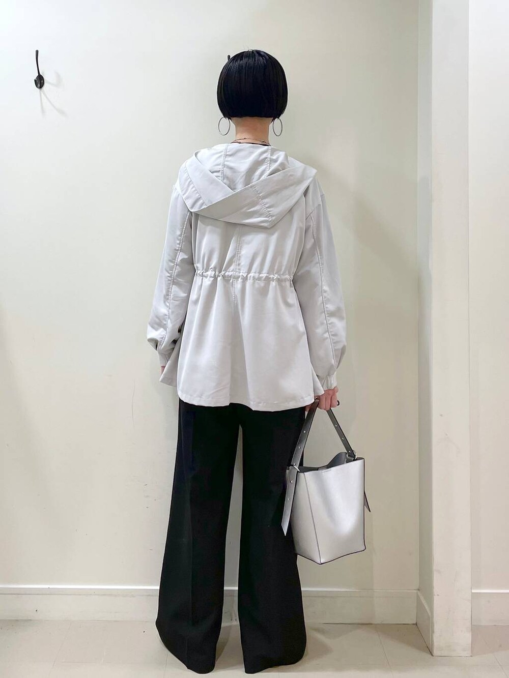 「マウンテンパーカー、ブルゾン、アウター、カーディガン、Tシャツ、ロンT、春コーデ、ワイドパンツ、パンツ、楽ちんコーデ、体型カバー、シンプルコーデ、ネックレス、高見え、若見え」|「GLOBAL WORKのらくっション踏めるバブーシュ/136007(その他シューズ、ブラック系)」を使った、るんるんさん(レディース・168cm)の春コーディネートの4枚目の写真