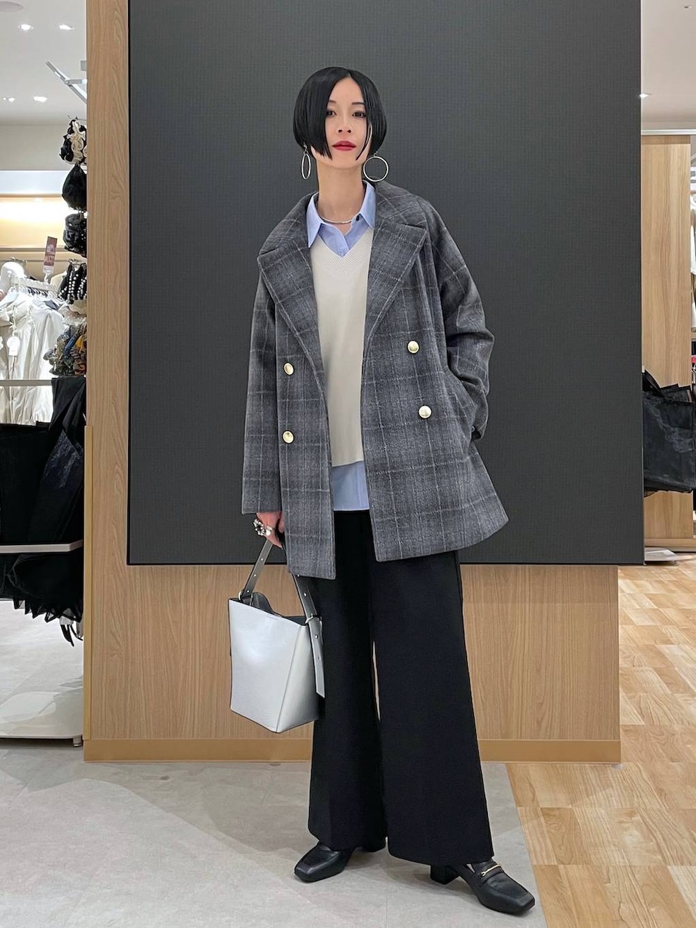 ブラック系のローファー、シルバー系のショルダーバッグ、その他のチェスターコートを着用したレディースの冬コーディネートの2枚目の写真