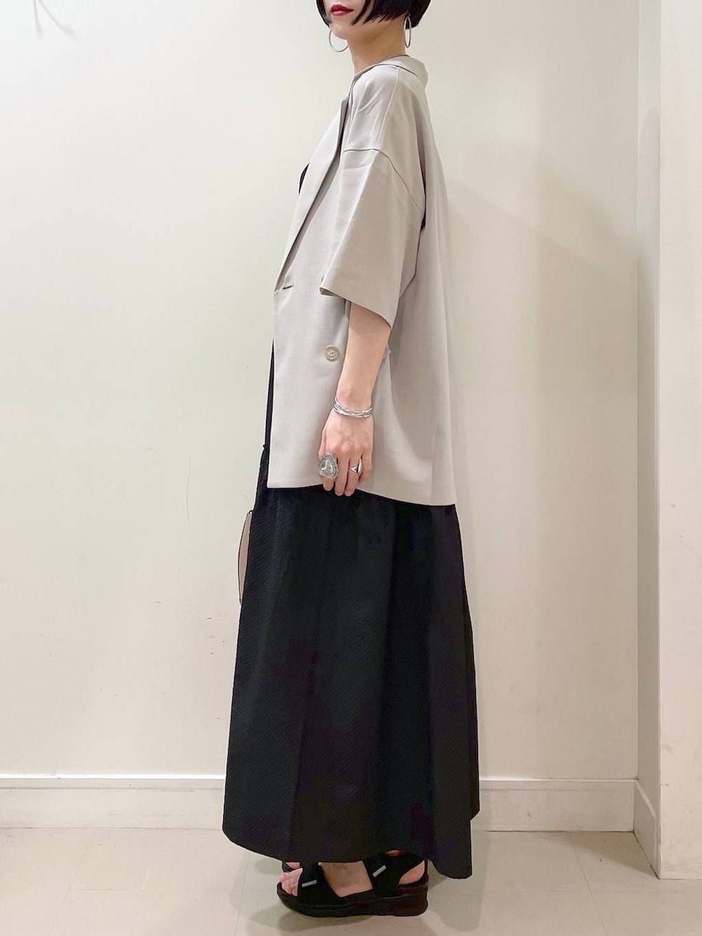 「高見え、若見え、着痩せ・細見え、ママコーデ、楽ちんコーデ、普通_GLOBAL WORK、高身長、体型カバー、GLOBAL WORK、シンプルコーデ、大人カジュアル、ジャケット、ワンピース、キャミソール、カップ付きインナー」|「GLOBAL WORKのアップルウォッチ/合皮バンド/160631(デジタル腕時計、ブラック系)」を使った、るんるんさん(レディース・168cm)の夏コーディネートの4枚目の写真
