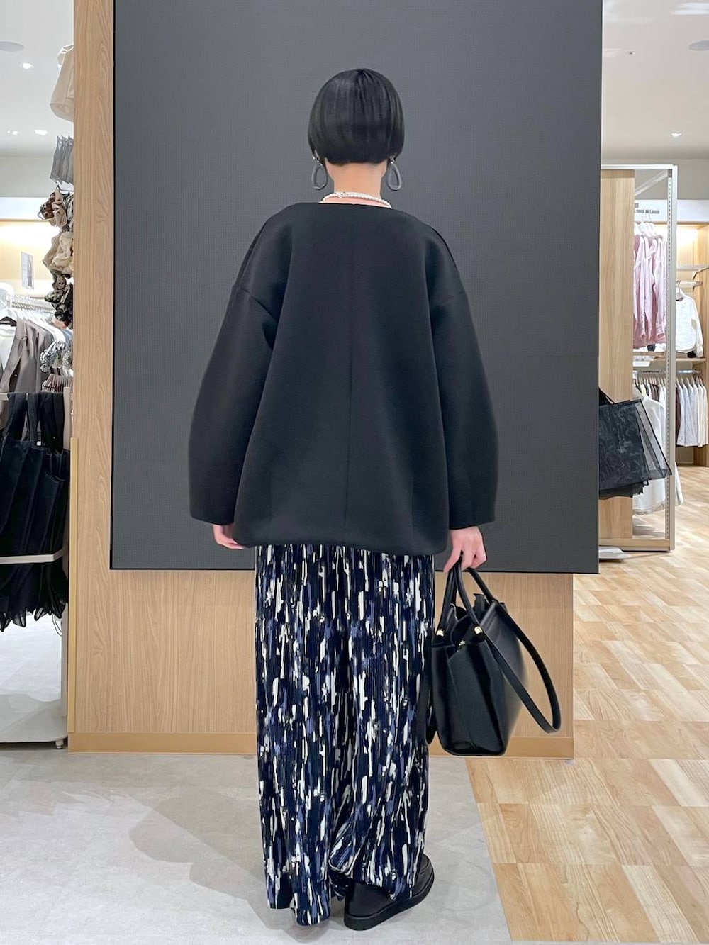 ブラック系のローファー、ブラック系のブルゾン、ブラック系のトートバッグを着用したレディースの春コーディネートの3枚目の写真