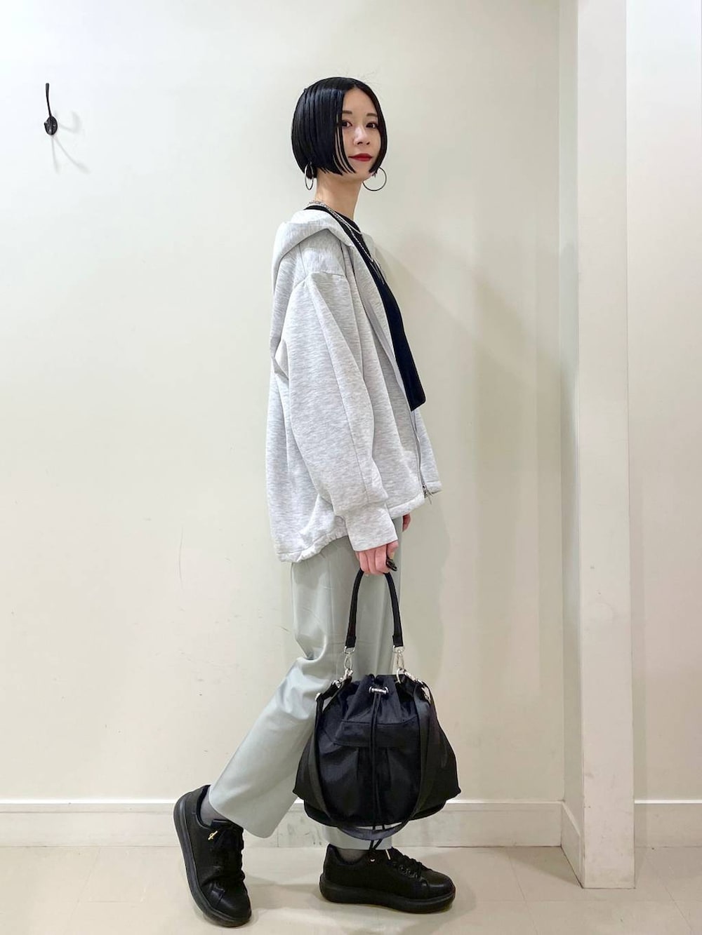 「高見え、若見え、着痩せ・細見え、ママコーデ、普通_GLOBAL WORK、高身長、GLOBAL WORK、パーカー、ニット、楽ちんコーデ、体型カバー、テーパードパンツ、パンツ、ネックレス、ショルダーバッグ」|「GLOBAL WORKのウツクシルエットテーパードパンツ/133595(その他パンツ、グリーン系)」を使った、るんるんさん(レディース・168cm)の春コーディネートの3枚目の写真