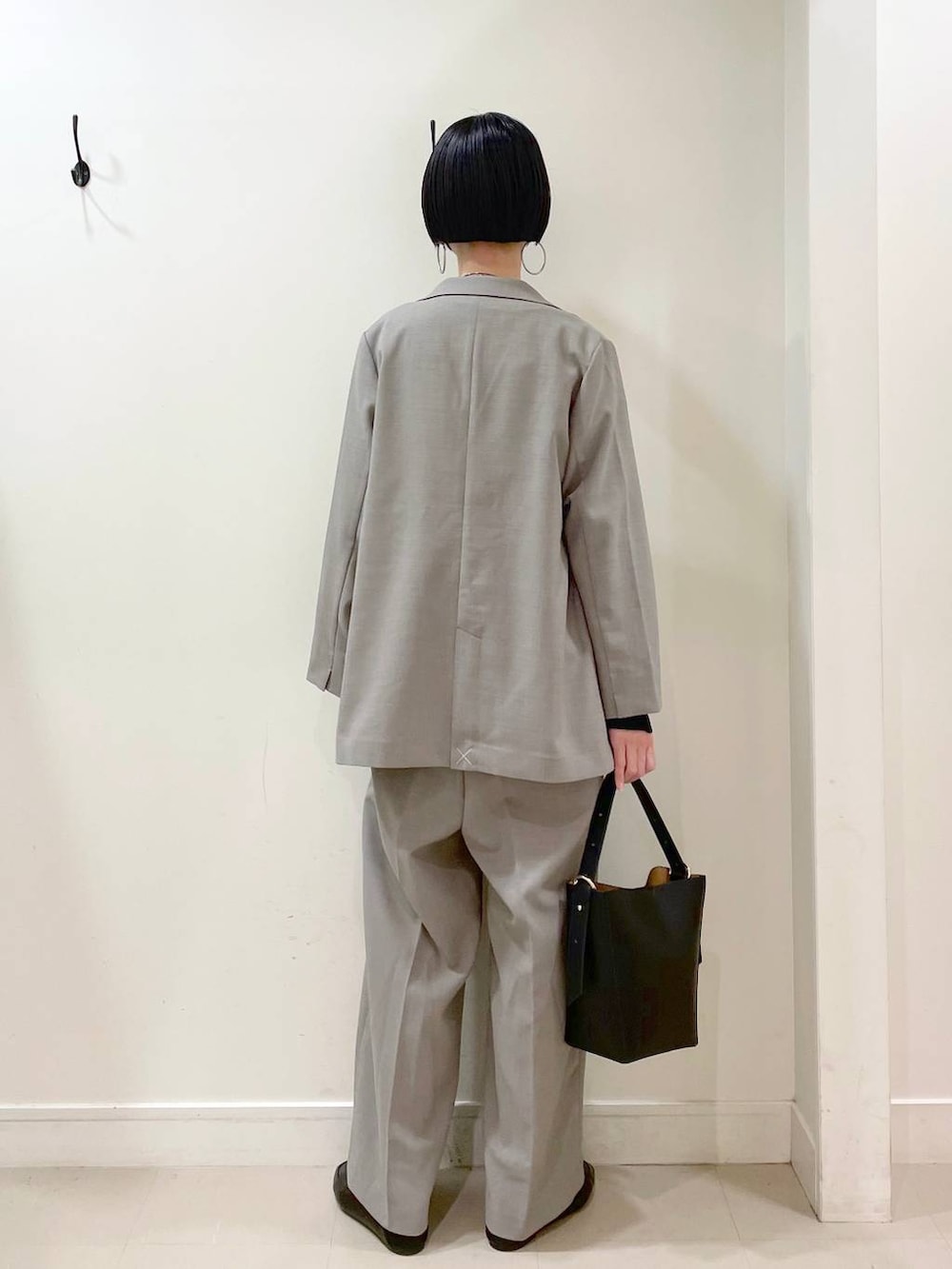 「高見え、若見え、着痩せ・細見え、ママコーデ、楽ちんコーデ、普通_GLOBAL WORK、高身長、体型カバー、GLOBAL WORK、シンプルコーデ、ジャケット、ジャケットスタイル、ニット、ワイドパンツ、サロペット」|「GLOBAL WORKのステンレスボールY字ネックレス/106439(ネックレス、シルバー系)」を使った、るんるんさん(レディース・168cm)の春コーディネートの4枚目の写真
