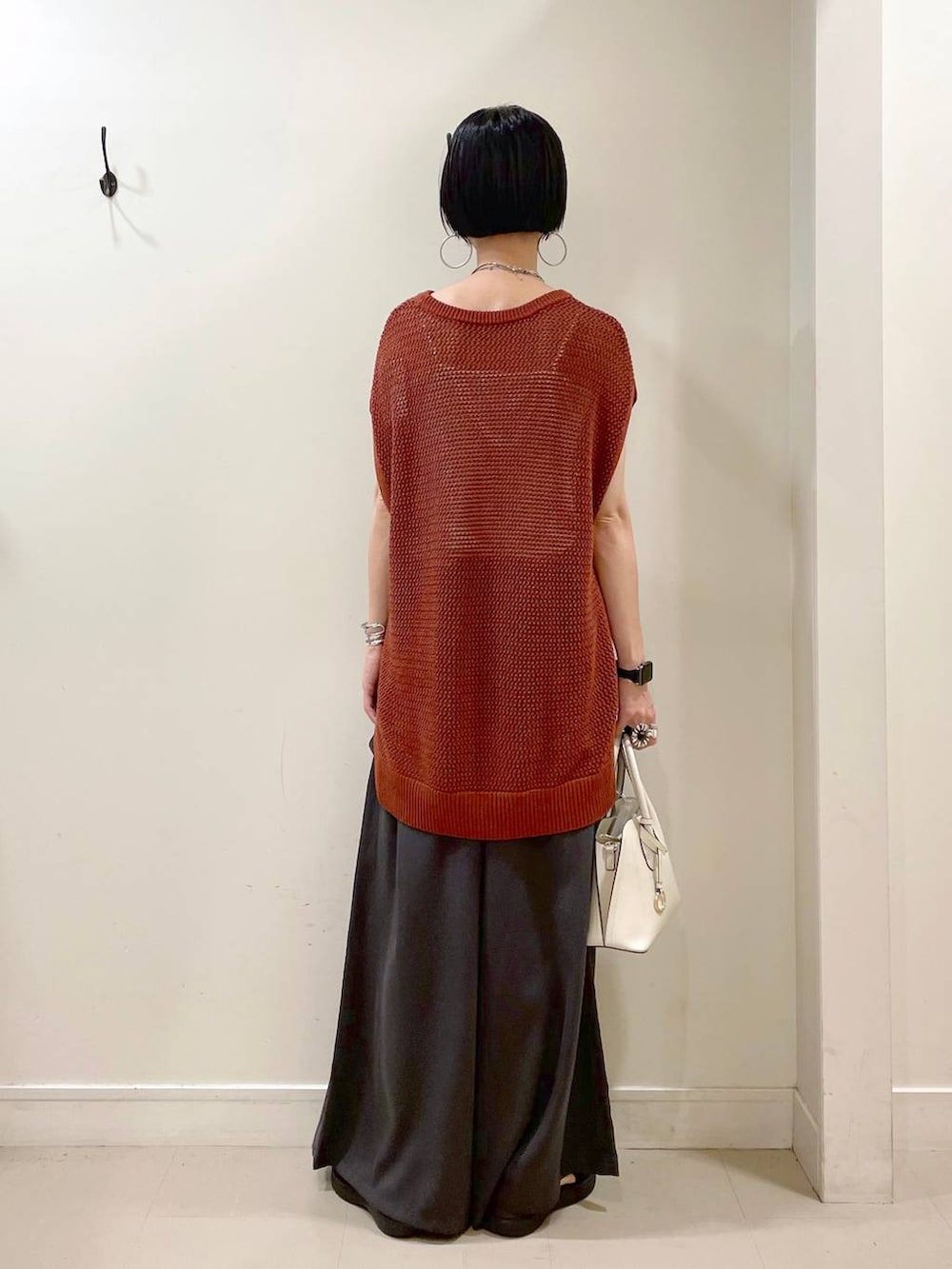 ホワイト系のショルダーバッグ、ホワイト系のキャミソール、ブラウン系のTシャツ/カットソーを着用したレディースの夏コーディネートの4枚目の写真