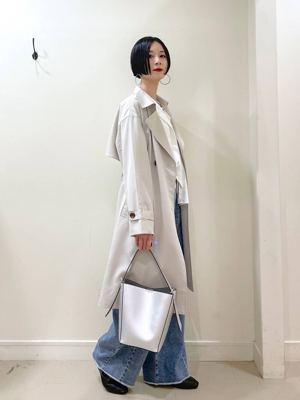 「GLOBAL WORK、高見え、若見え、着痩せ・細見え、ママコーデ、普通_GLOBAL WORK、高身長、トレンチコート、コート、ブラウス、デニムパンツ、パンツ、楽ちんコーデ、体型カバー、ワイドパンツ」|「GLOBAL WORKのらくっション踏めるバブーシュ/136007(その他シューズ、ブラック系)」を使った、るんるんさん(レディース・168cm)の春コーディネートの3枚目の写真