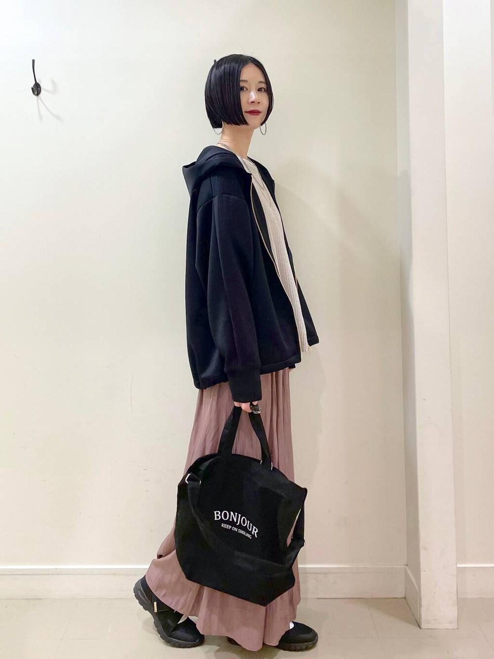 「若見え、着痩せ・細見え、普通_GLOBAL WORK、高身長、GLOBAL WORK、パーカー、ワイドパンツ、パンツ、楽ちんコーデ、ネックレス、ショルダーバッグ、スニーカー、春コーデ、高見え、ママコーデ」|「GLOBAL WORKのエアかるクッションベルトスニーカー/102313(スニーカー、ブラック系)」を使った、るんるんさん(レディース・168cm)の春コーディネートの3枚目の写真